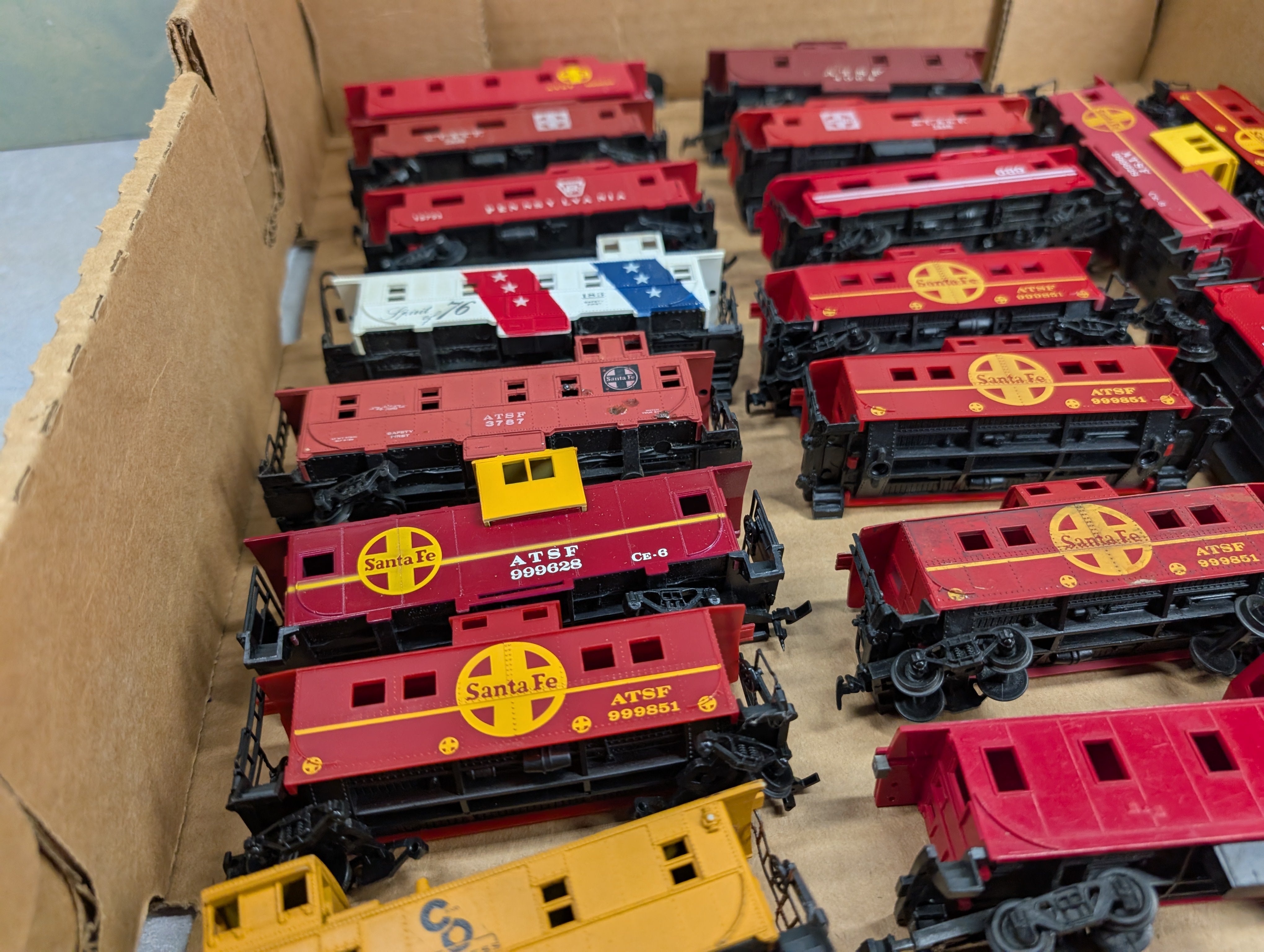 USED HO Scale Lot of Cabooses, Parts/Repairs (24 pcs)