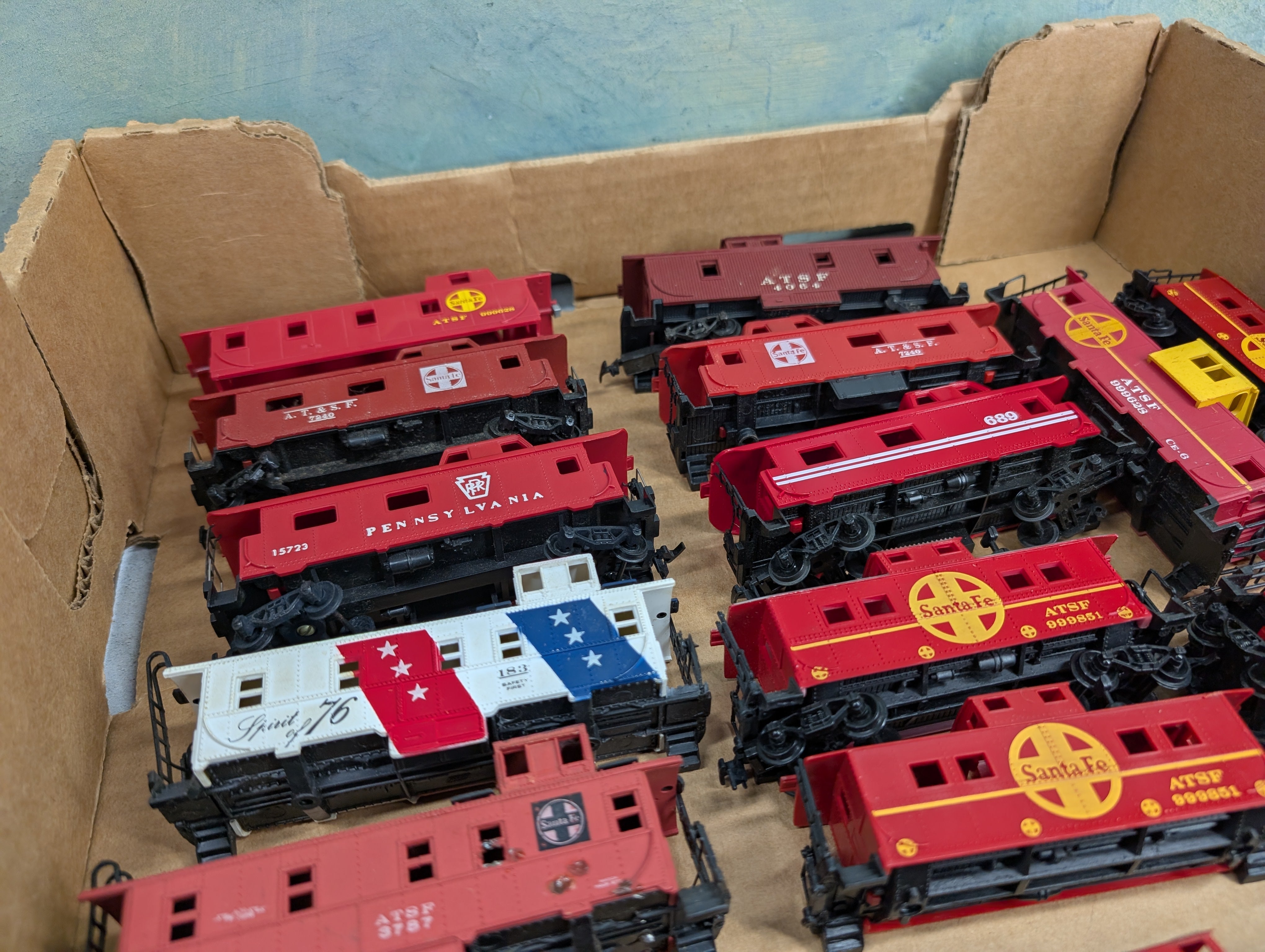 USED HO Scale Lot of Cabooses, Parts/Repairs (24 pcs)