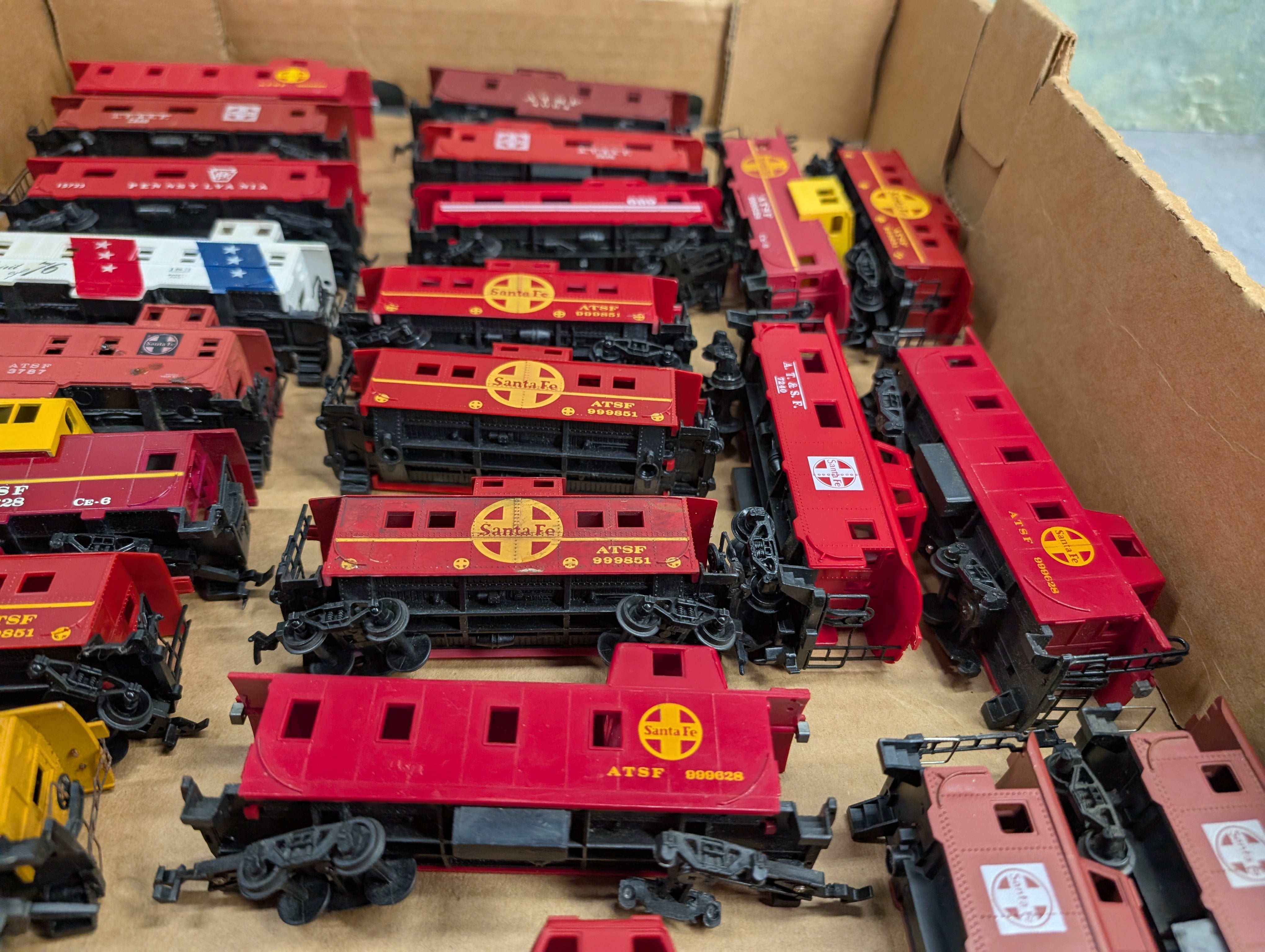 USED HO Scale Lot of Cabooses, Parts/Repairs (24 pcs)