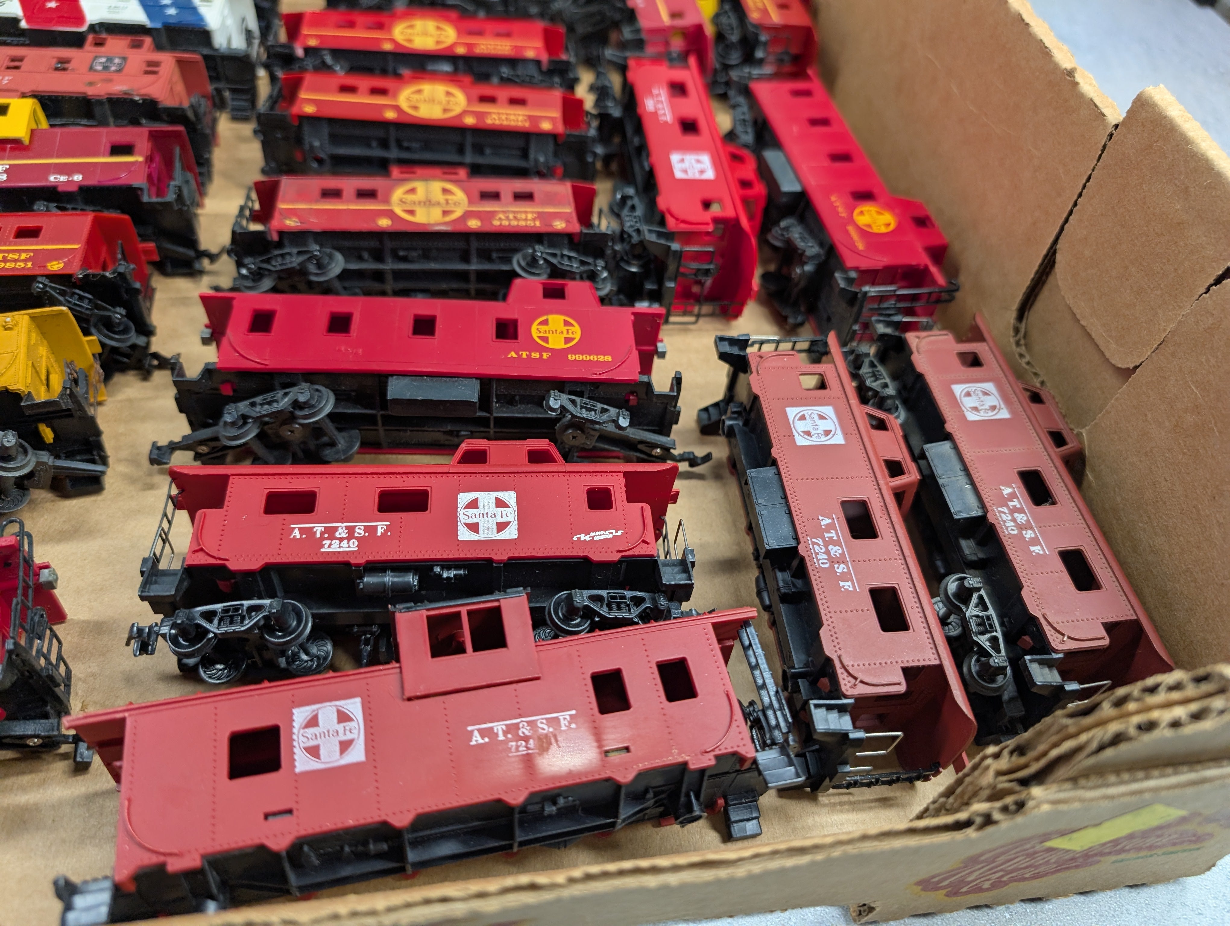 USED HO Scale Lot of Cabooses, Parts/Repairs (24 pcs)