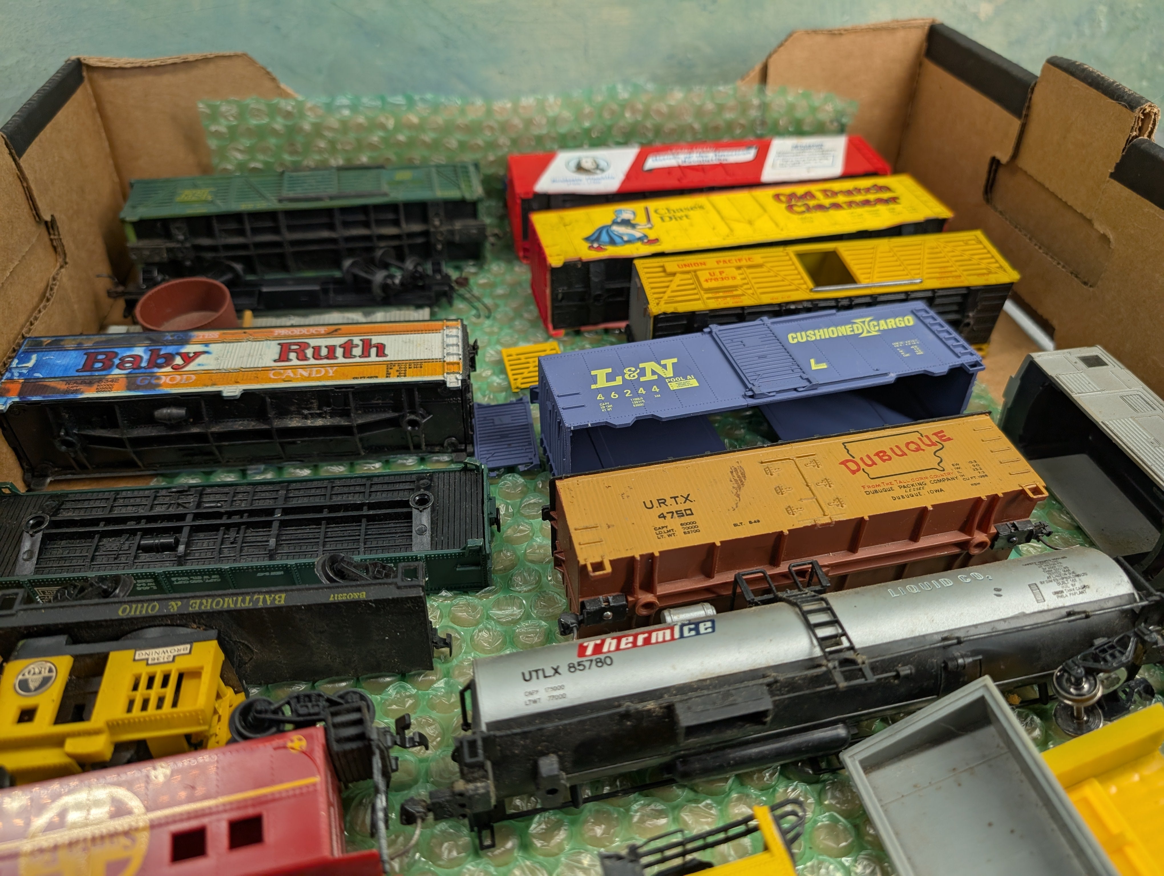 USED HO Scale Lot of Box Cars, Passenger Car and More, Parts/Repairs (18 pcs)