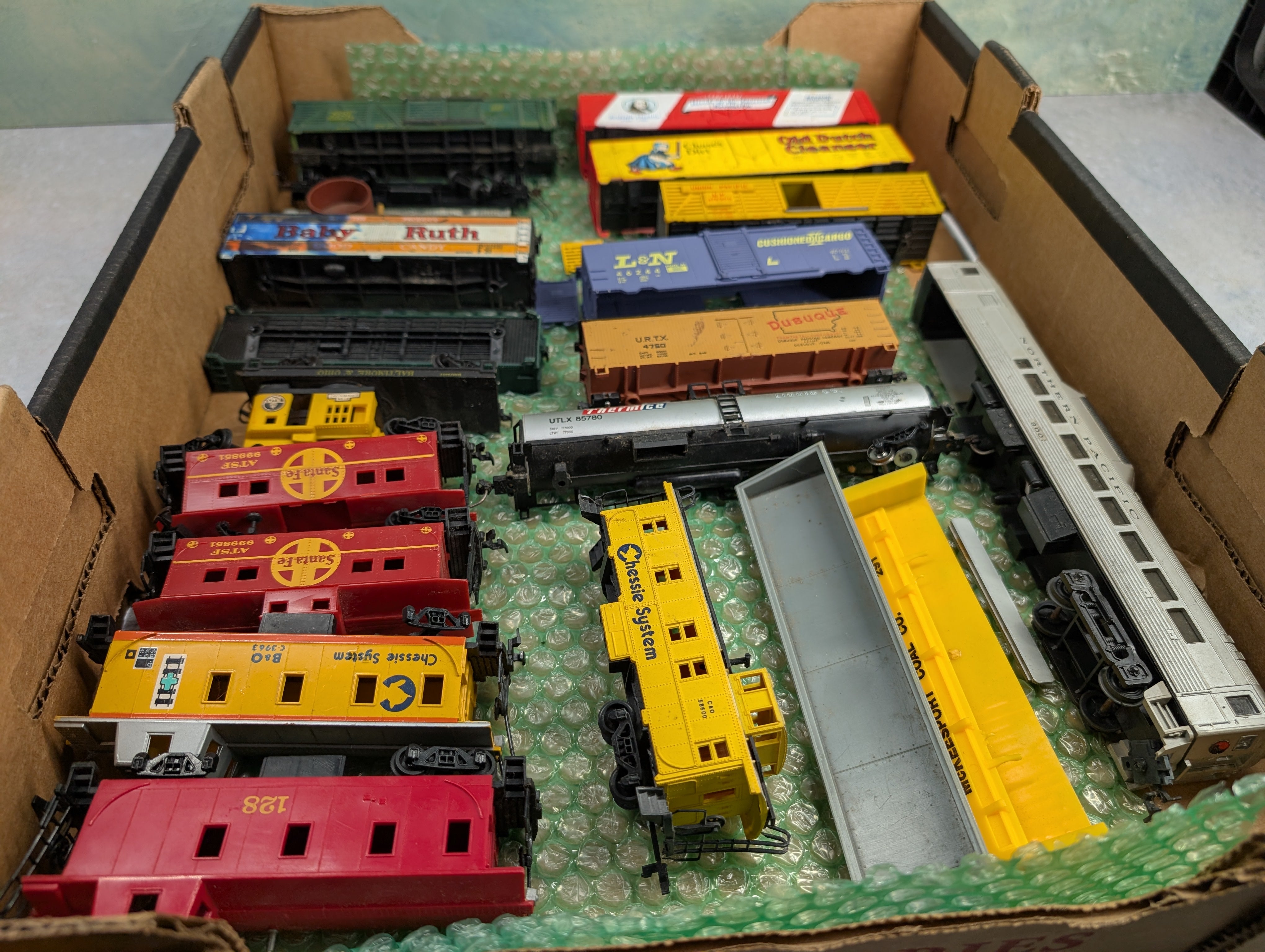 USED HO Scale Lot of Box Cars, Passenger Car and More, Parts/Repairs (18 pcs)