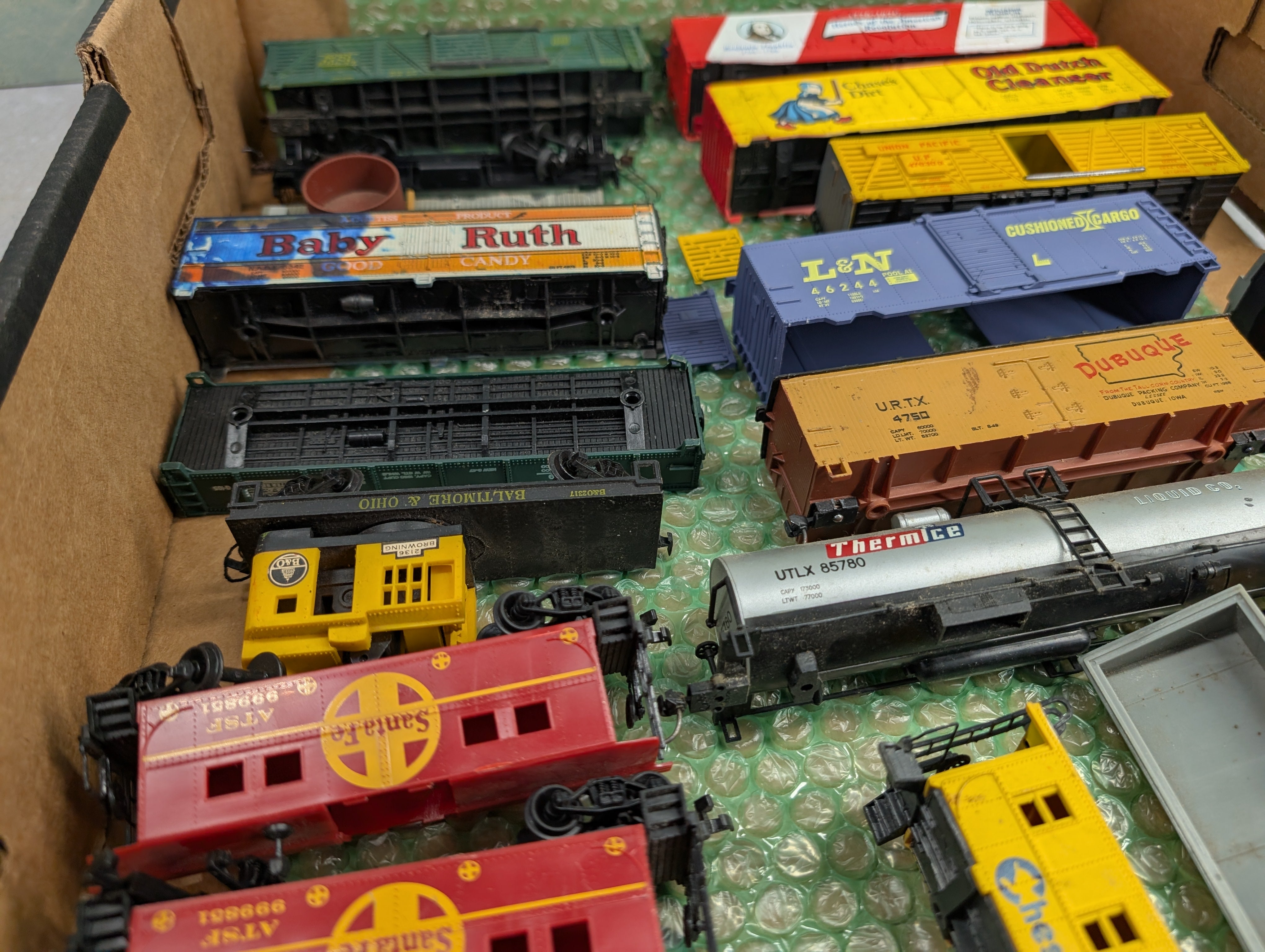 USED HO Scale Lot of Box Cars, Passenger Car and More, Parts/Repairs (18 pcs)