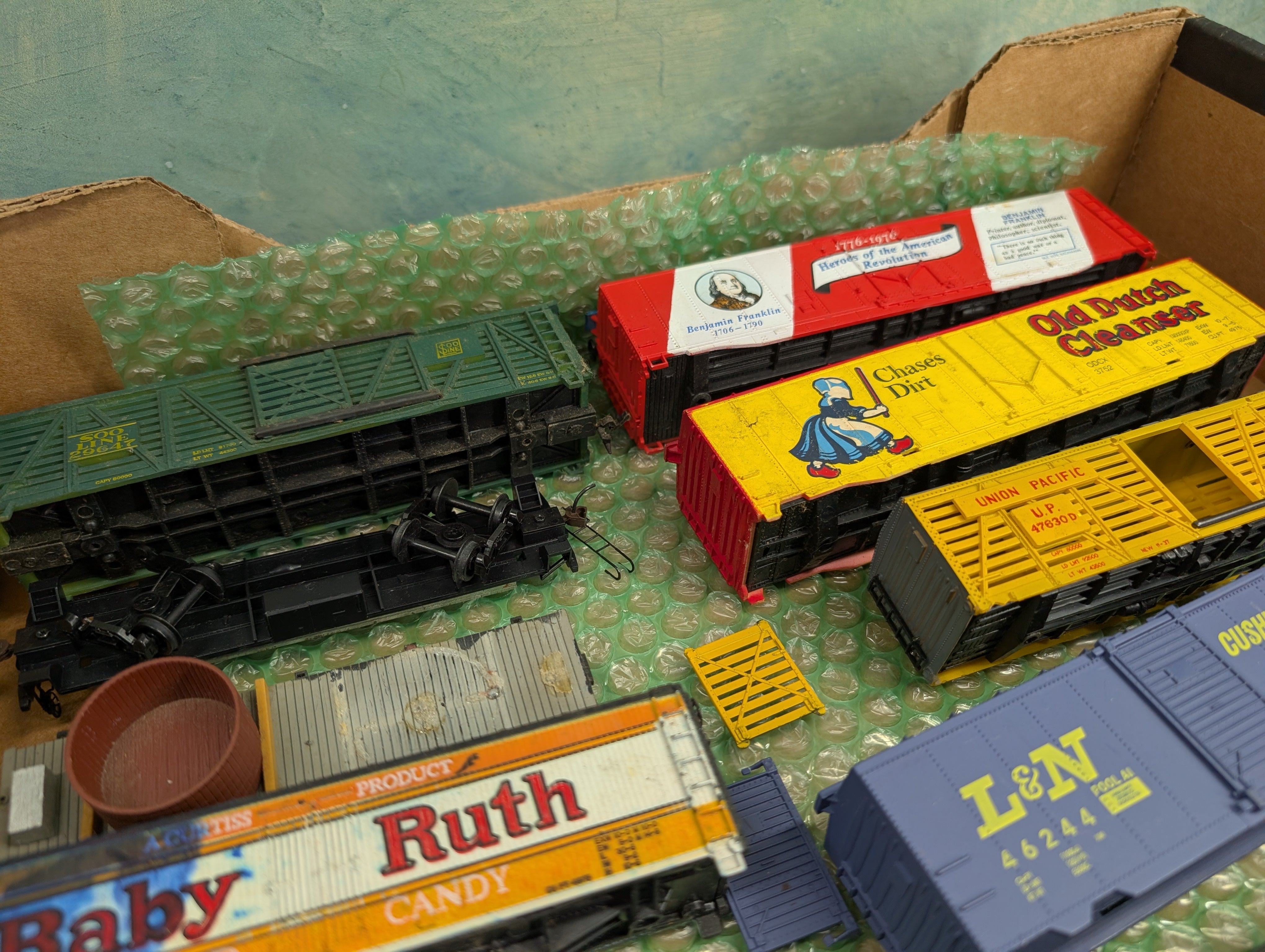 USED HO Scale Lot of Box Cars, Passenger Car and More, Parts/Repairs (18 pcs)