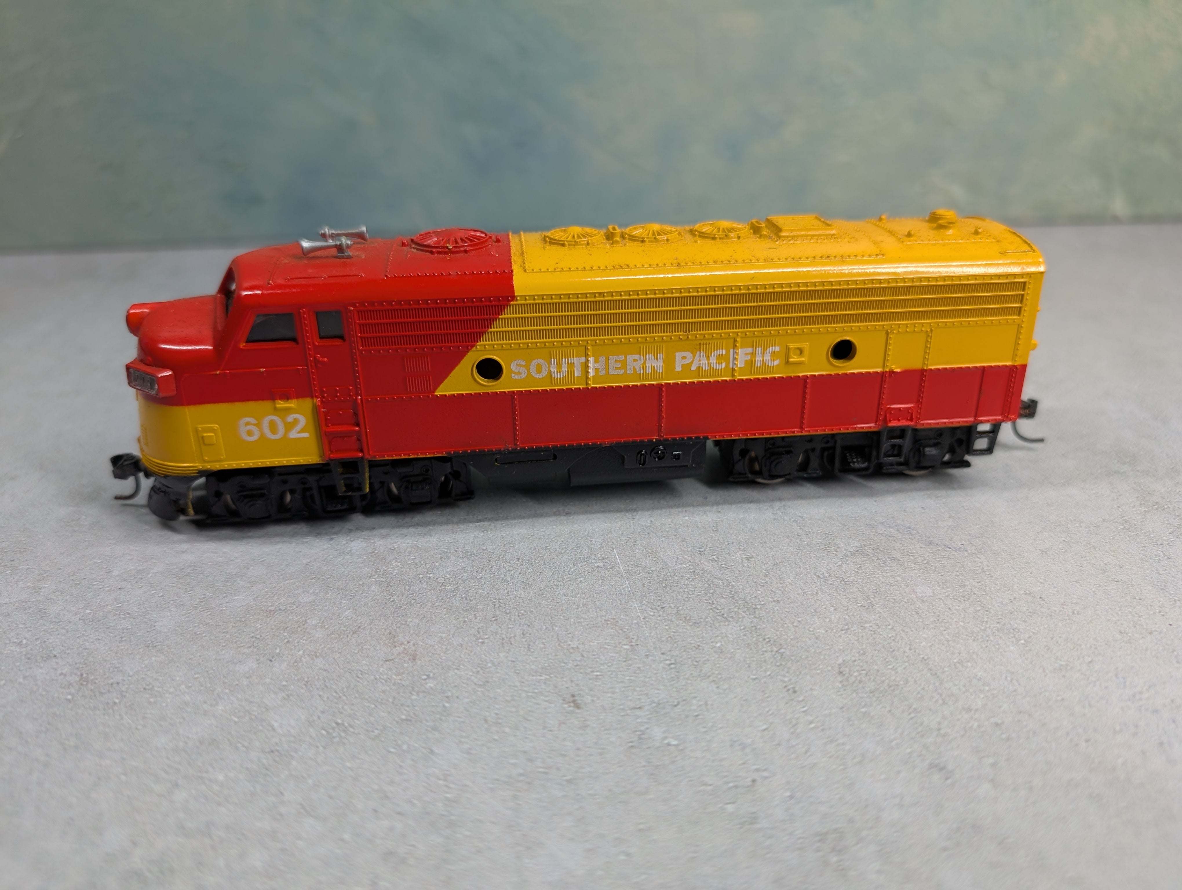 USED Bachmann HO Scale F9A Diesel Locomotive Southern Pacific #602 Runs DC