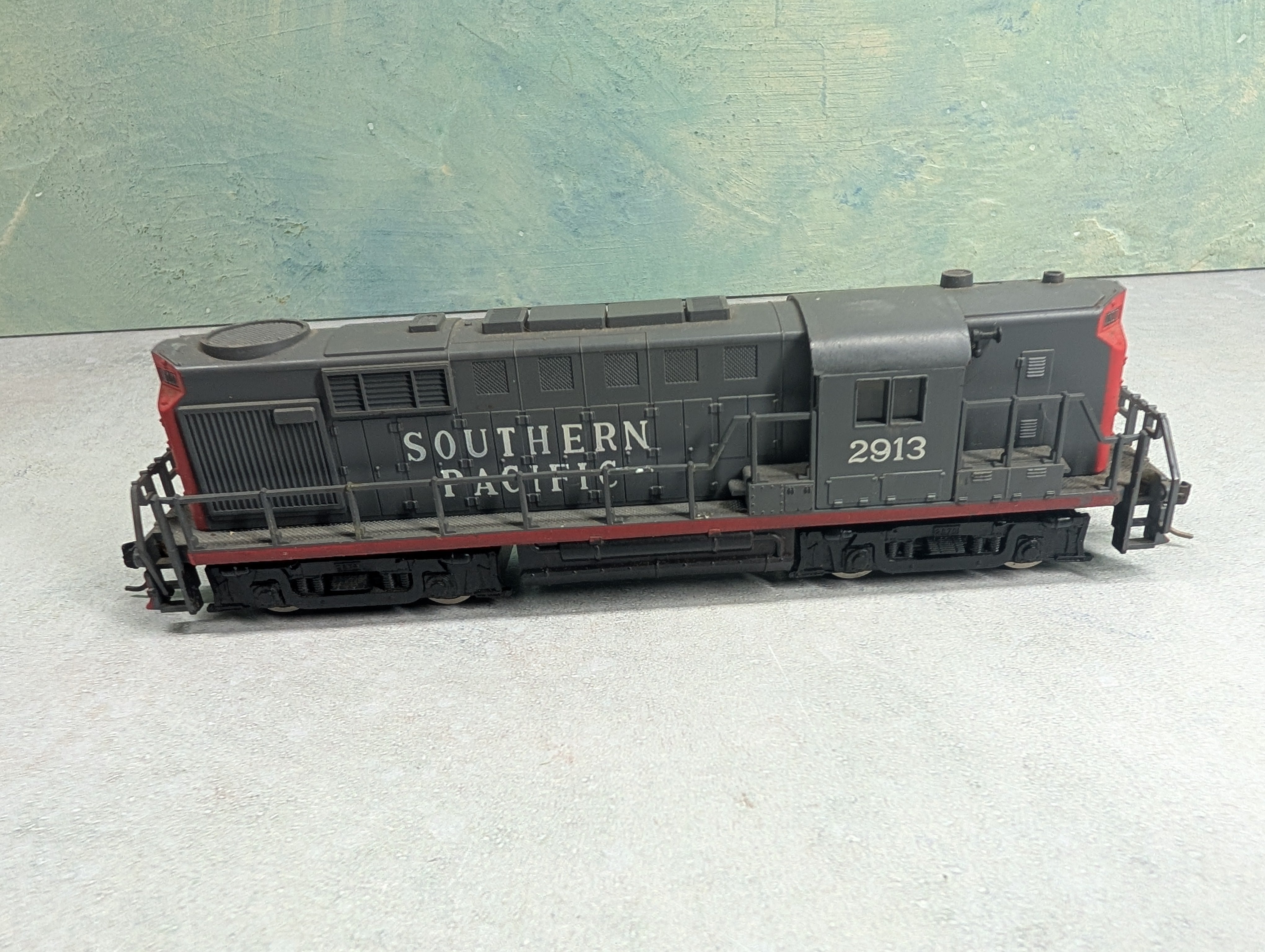 USED AHM HO Scale RS-11 High-Nose Diesel Locomotive Southern Pacific #2913 Runs DC