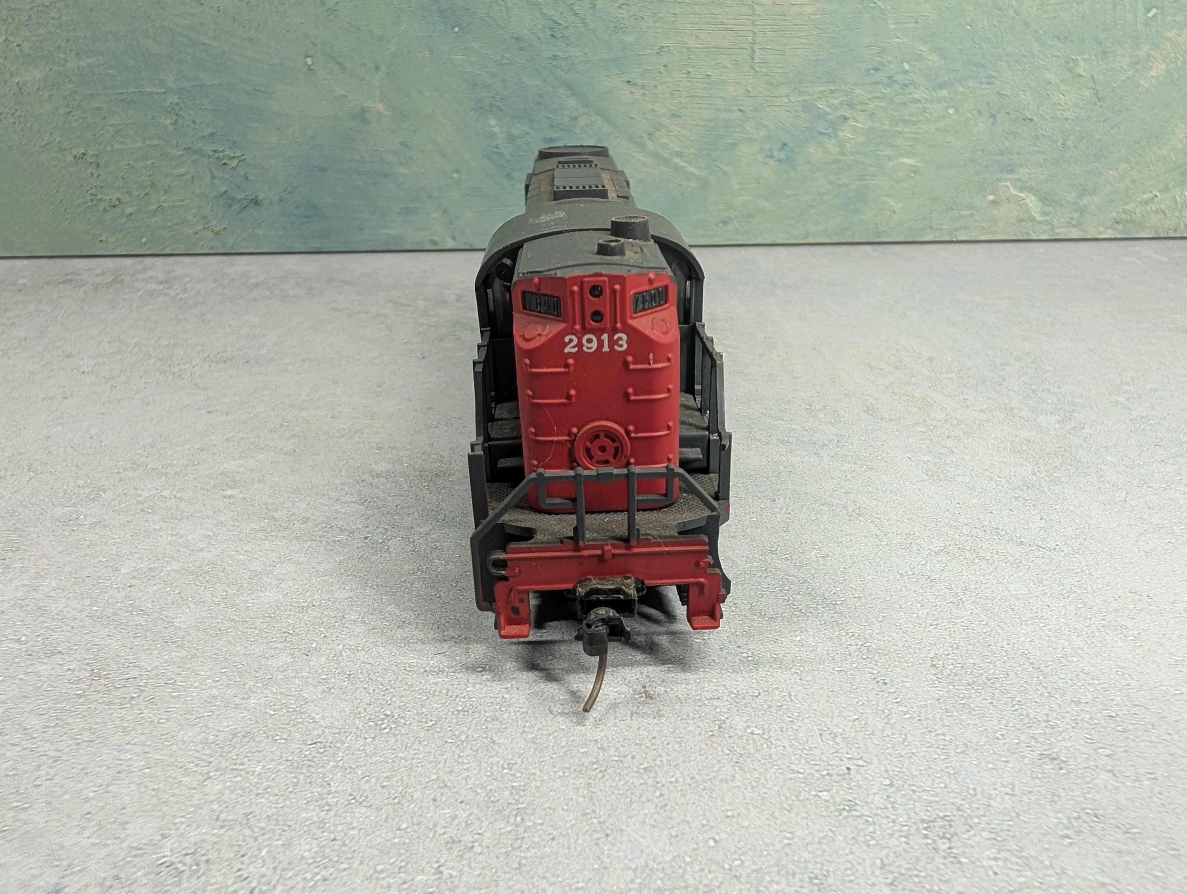 USED AHM HO Scale RS-11 High-Nose Diesel Locomotive Southern Pacific #2913 Runs DC