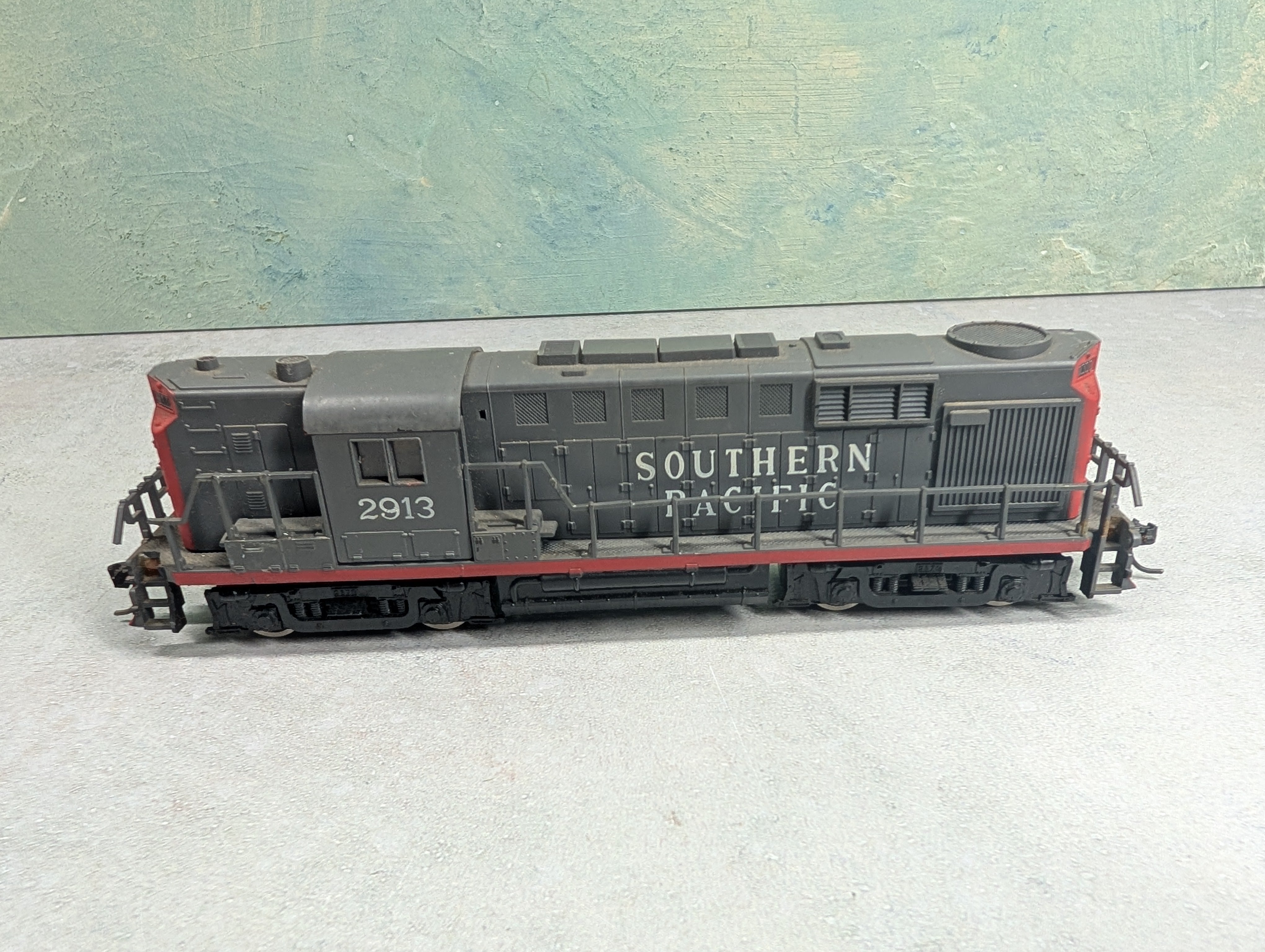 USED AHM HO Scale RS-11 High-Nose Diesel Locomotive Southern Pacific #2913 Runs DC