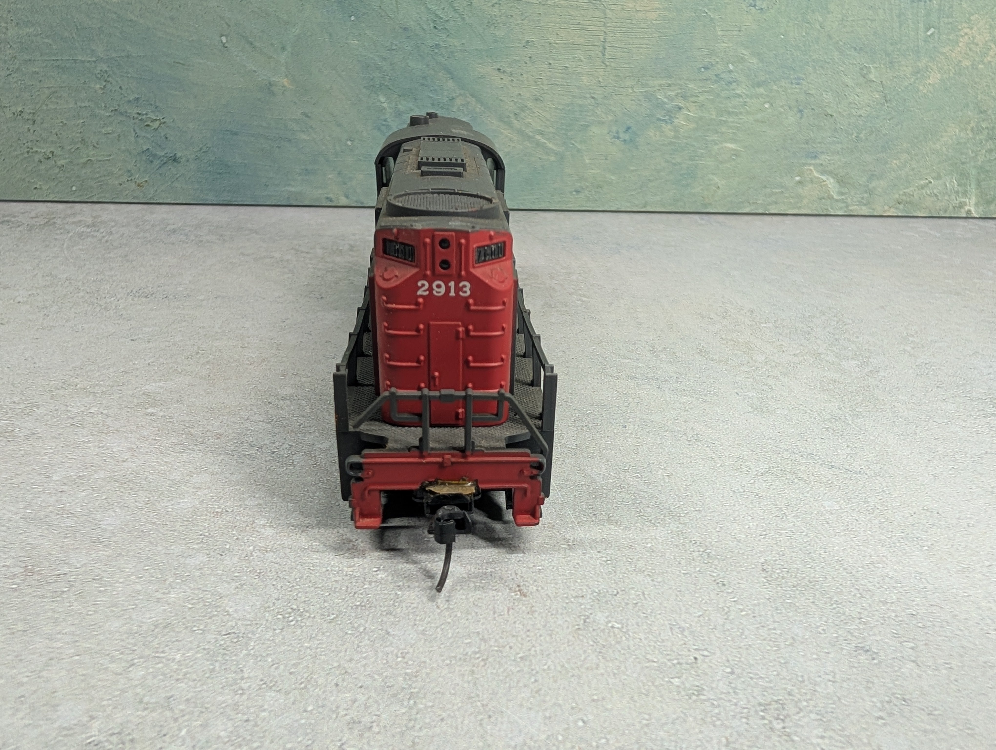 USED AHM HO Scale RS-11 High-Nose Diesel Locomotive Southern Pacific #2913 Runs DC