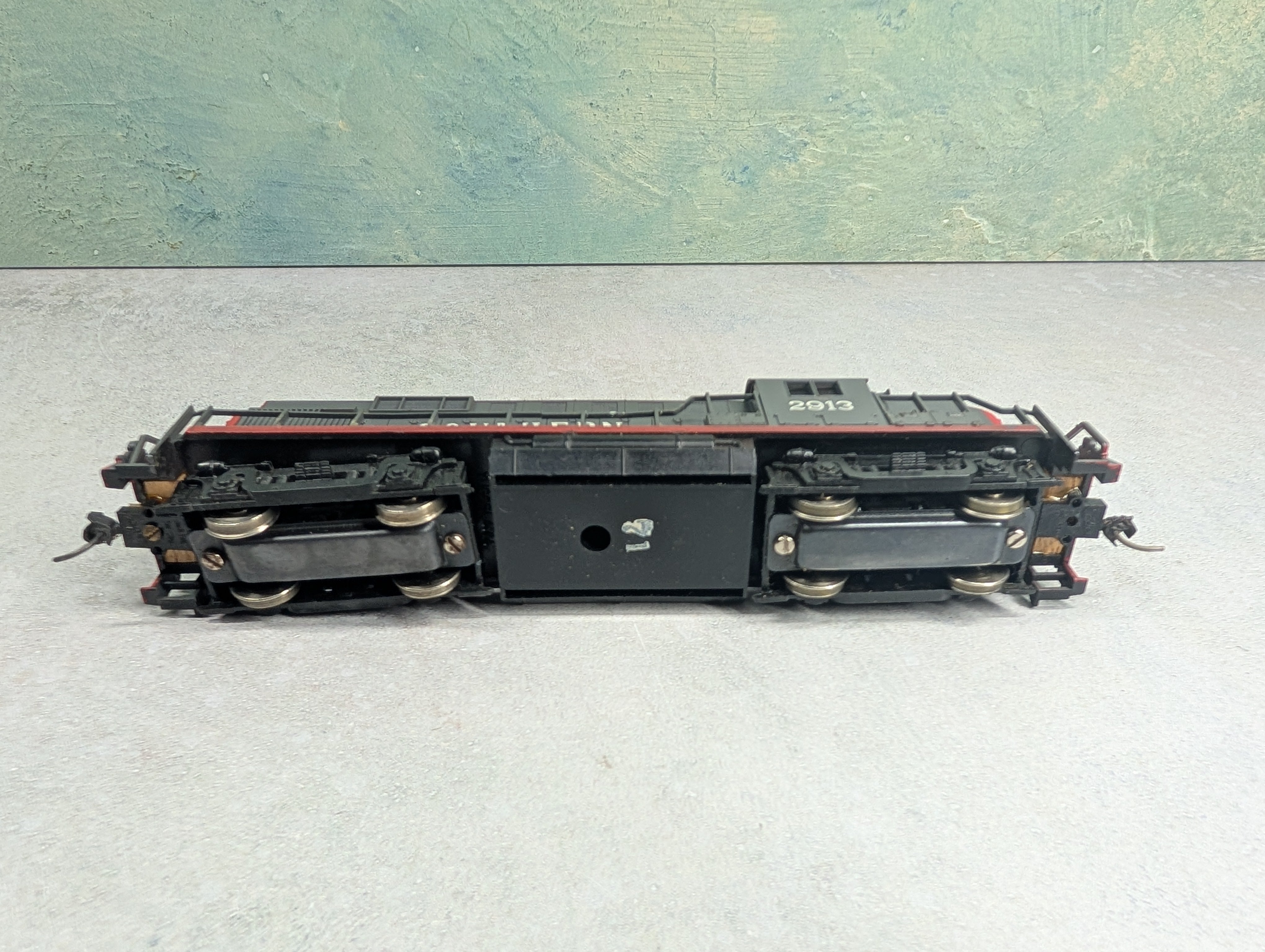 USED AHM HO Scale RS-11 High-Nose Diesel Locomotive Southern Pacific #2913 Runs DC
