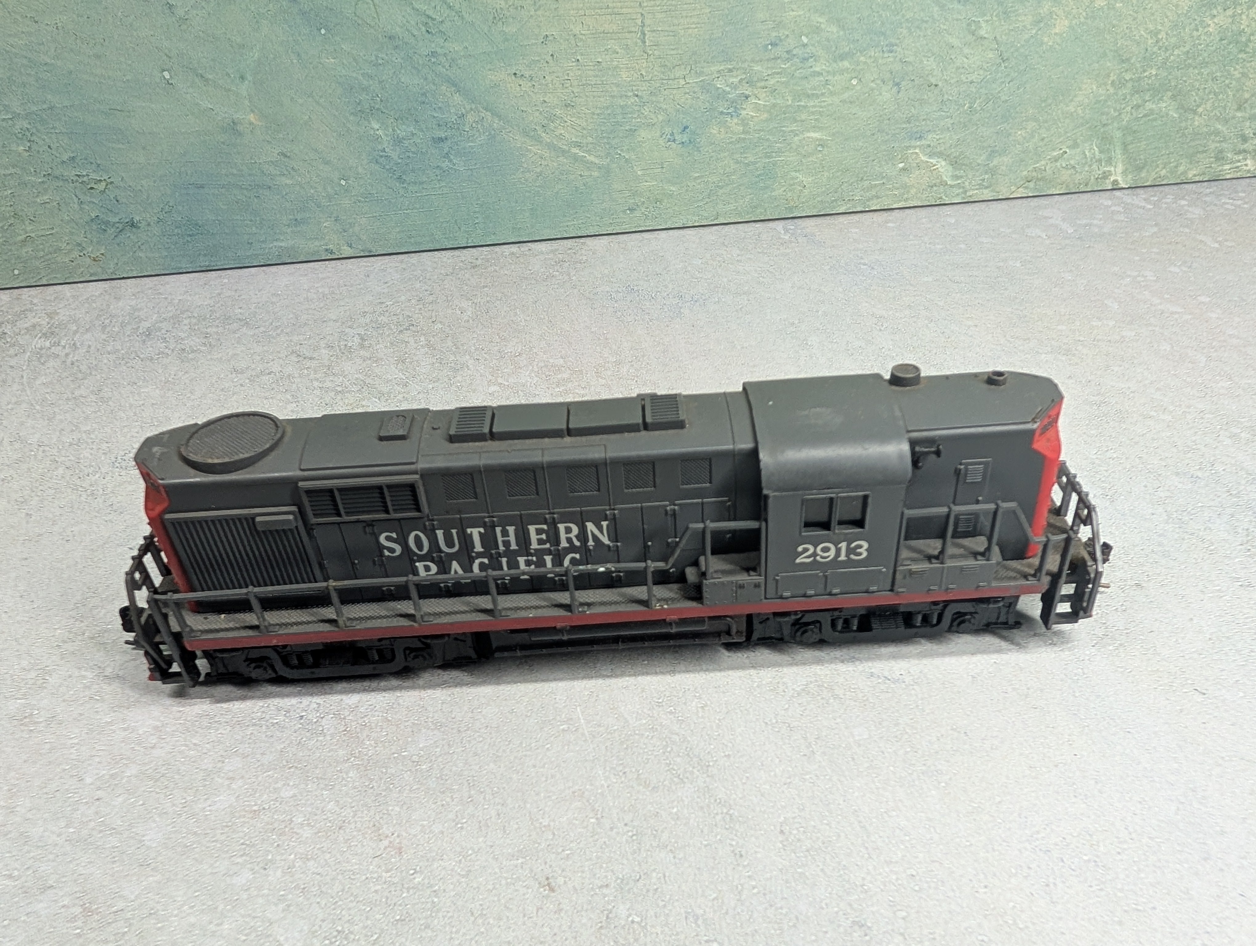 USED AHM HO Scale RS-11 High-Nose Diesel Locomotive Southern Pacific #2913 Runs DC