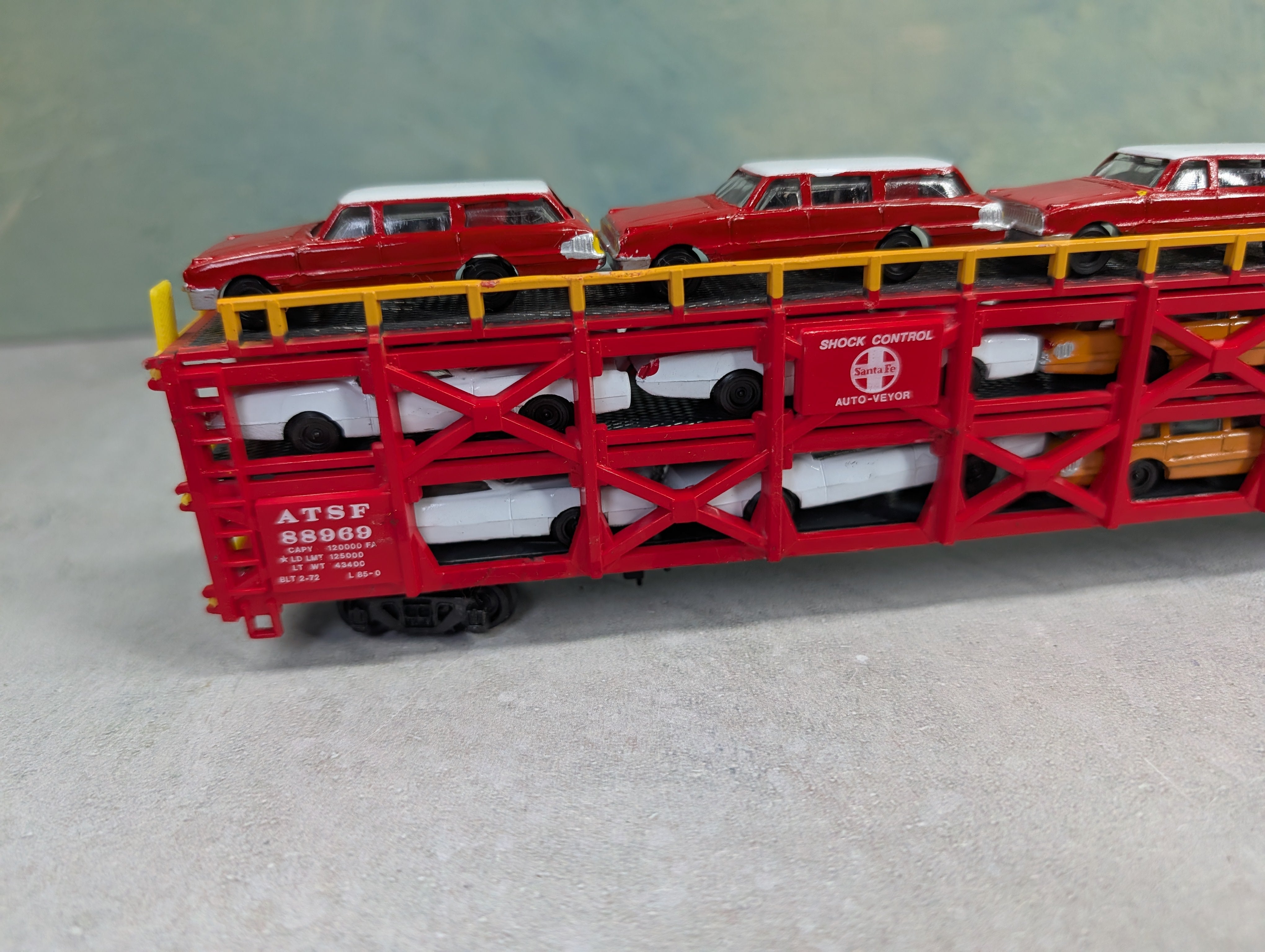 USED Bachmann HO Scale Tri-Level Auto Carrier w/ Cars Santa Fe ATSF #88969