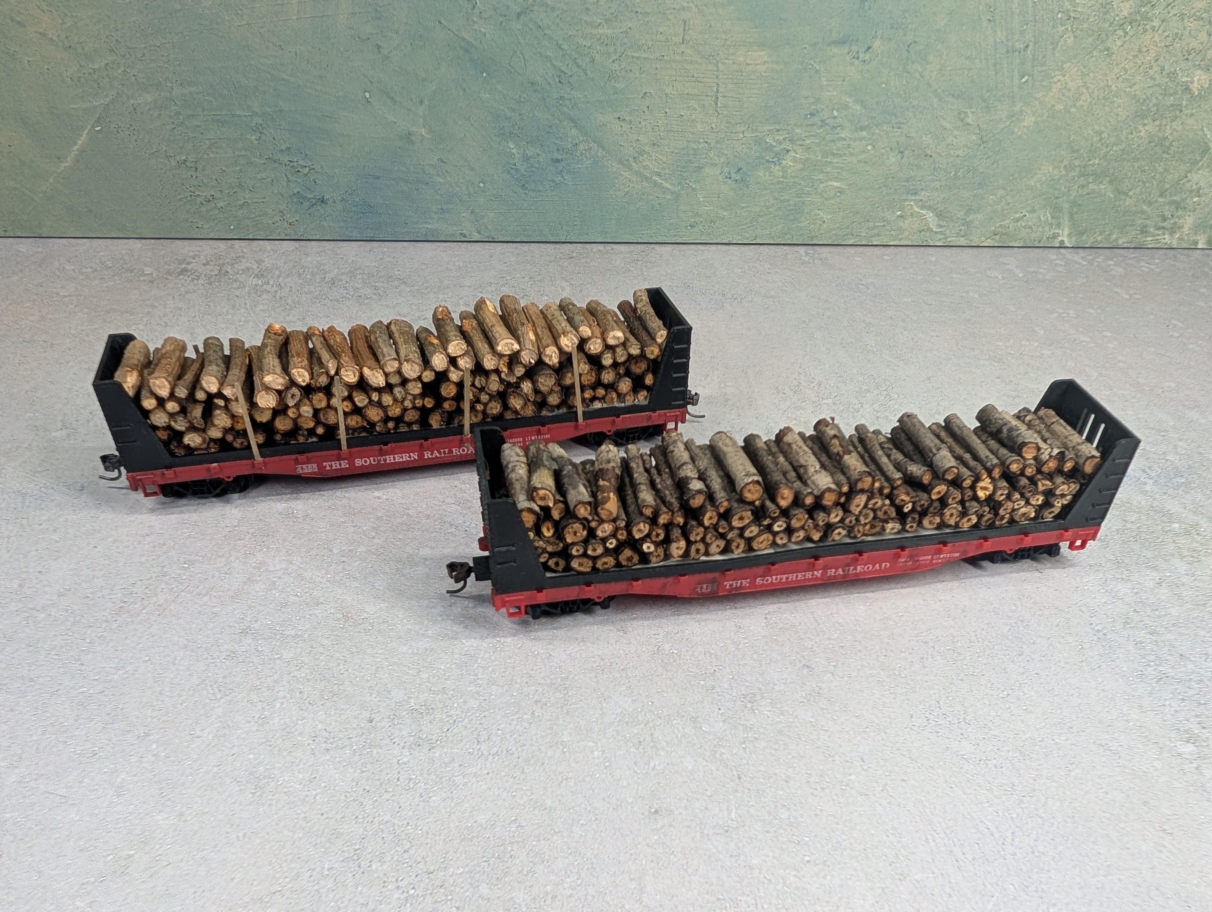 USED Mantua HO Scale Lot of 50' Bulkhead Flat Cars Southern #4365 w/ Custom Wood Loads (2 pcs)