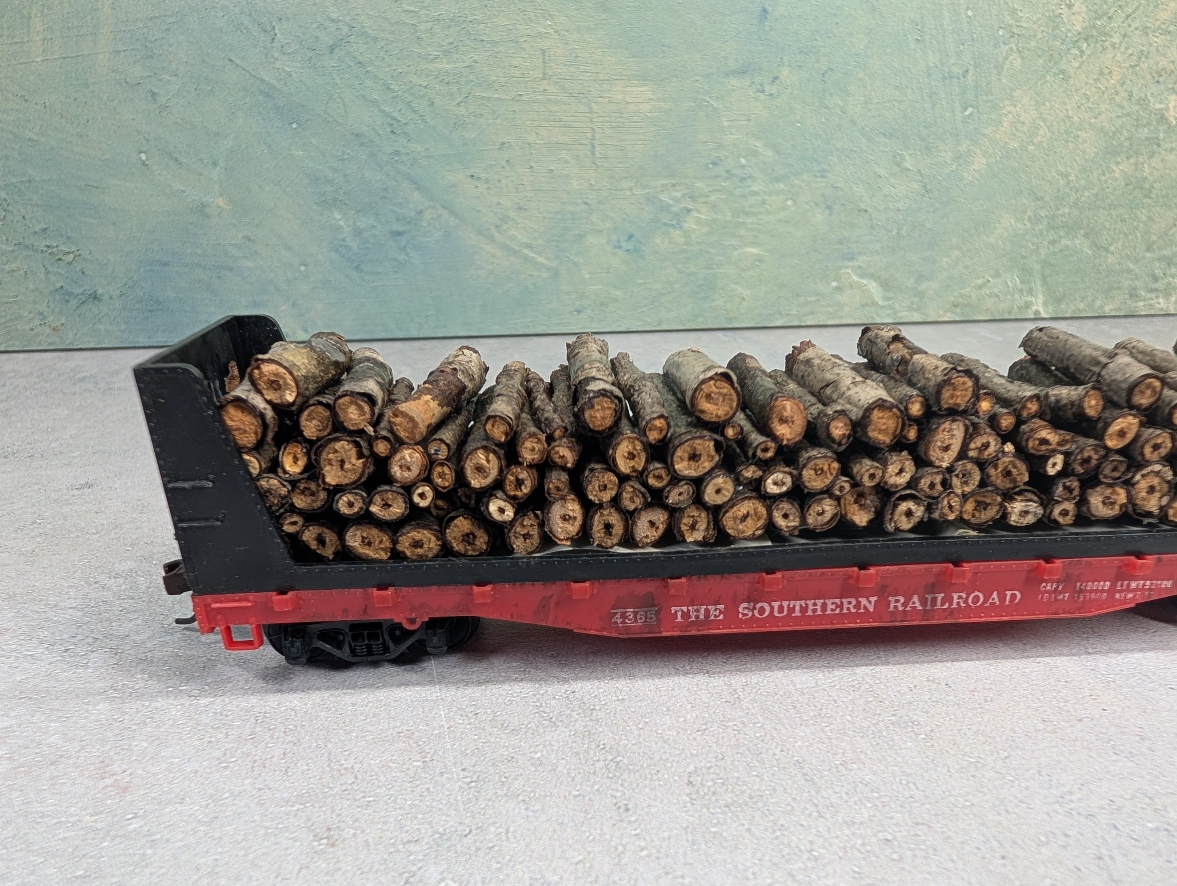 USED Mantua HO Scale Lot of 50' Bulkhead Flat Cars Southern #4365 w/ Custom Wood Loads (2 pcs)