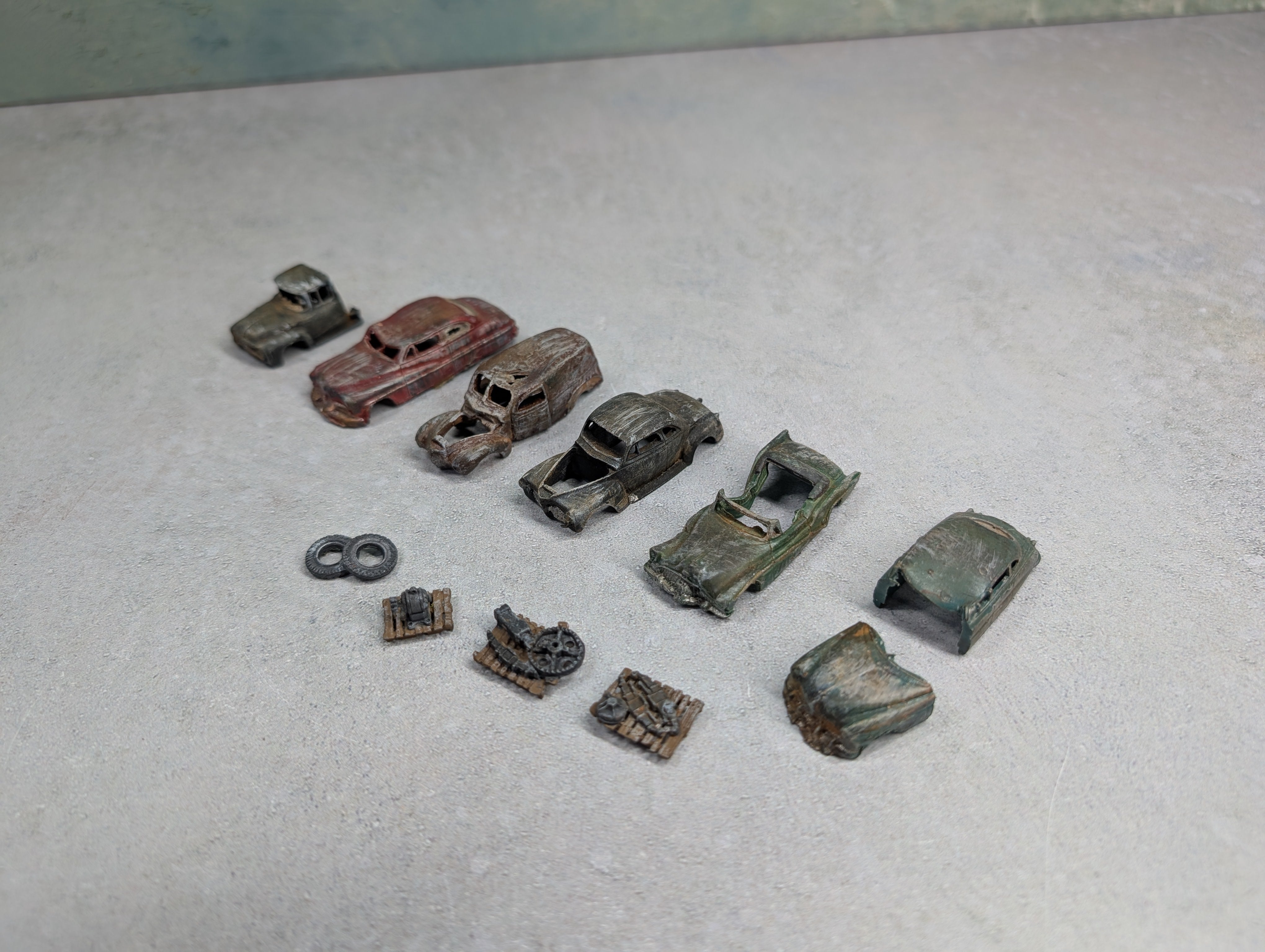 USED HO Scale Lot of Scrap Yard Cars, Car Parts & More