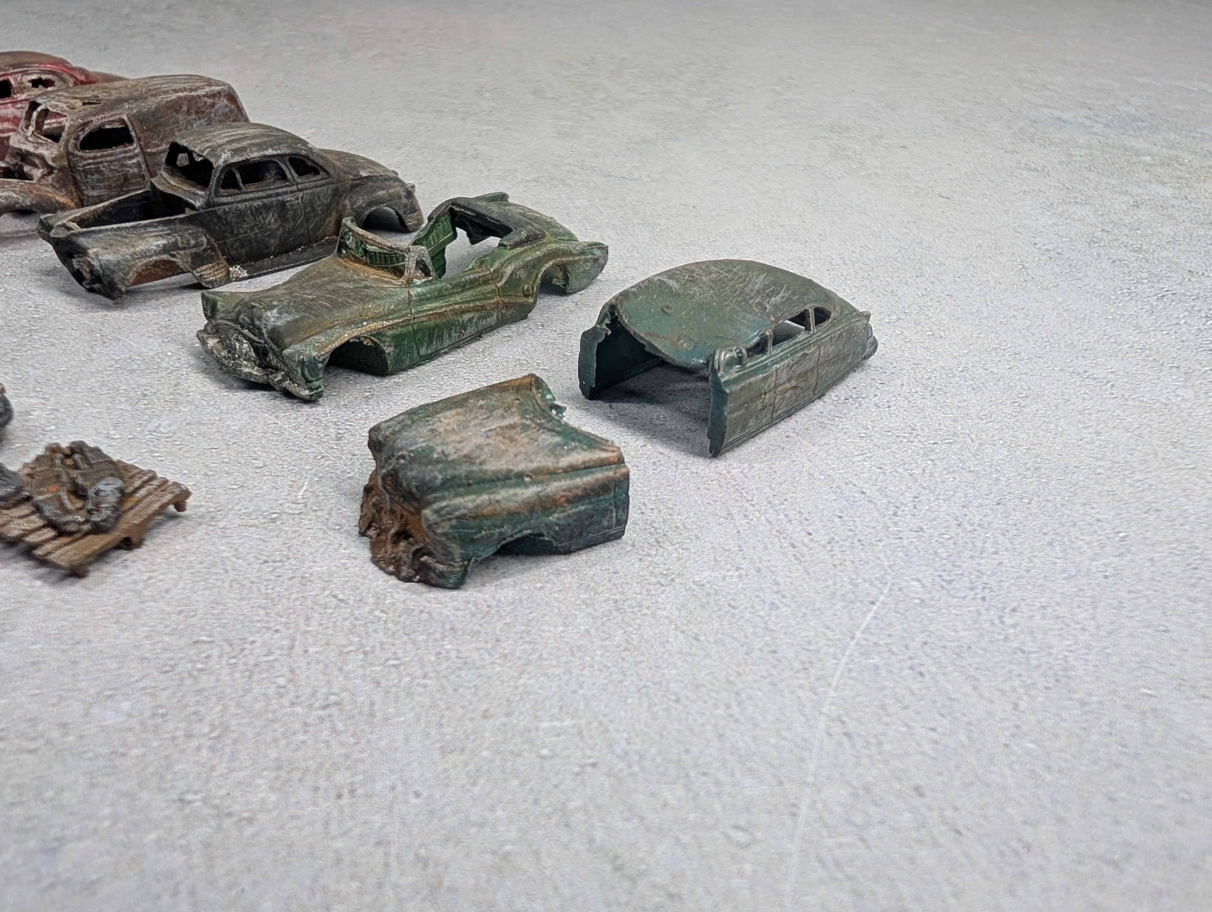 USED HO Scale Lot of Scrap Yard Cars, Car Parts & More