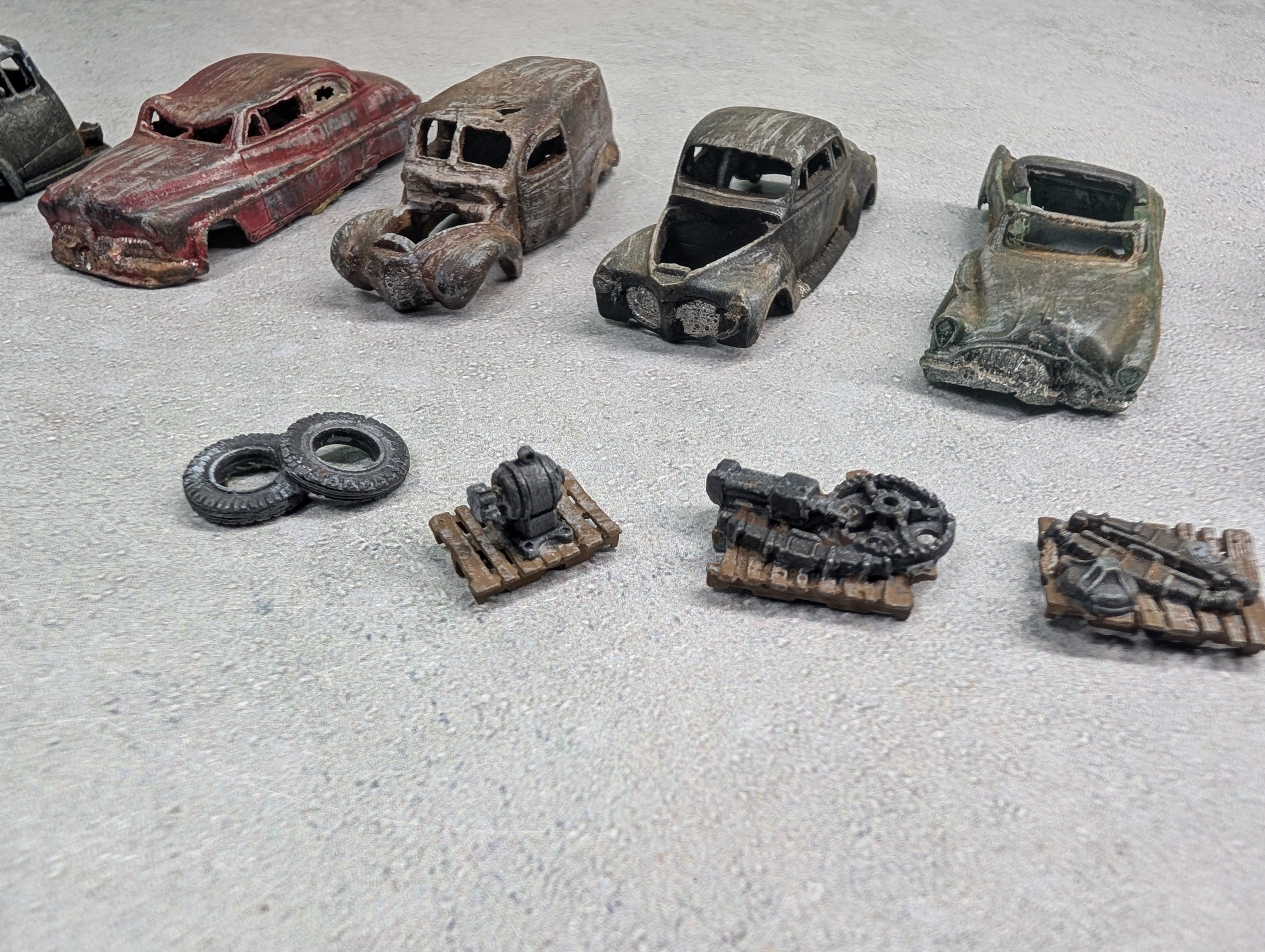 USED HO Scale Lot of Scrap Yard Cars, Car Parts & More