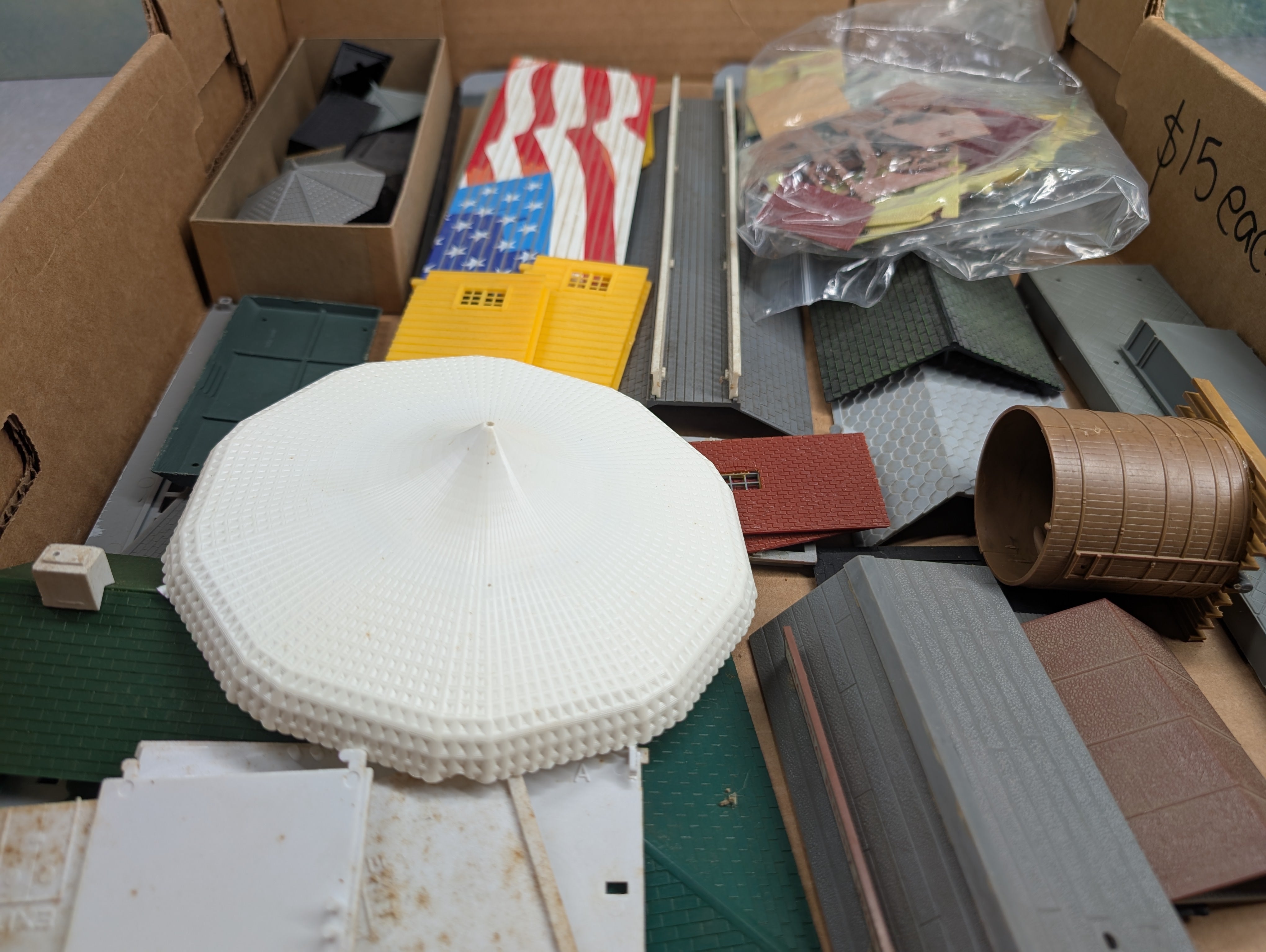 USED HO Scale Lot of Building Parts, Roofs and other pieces