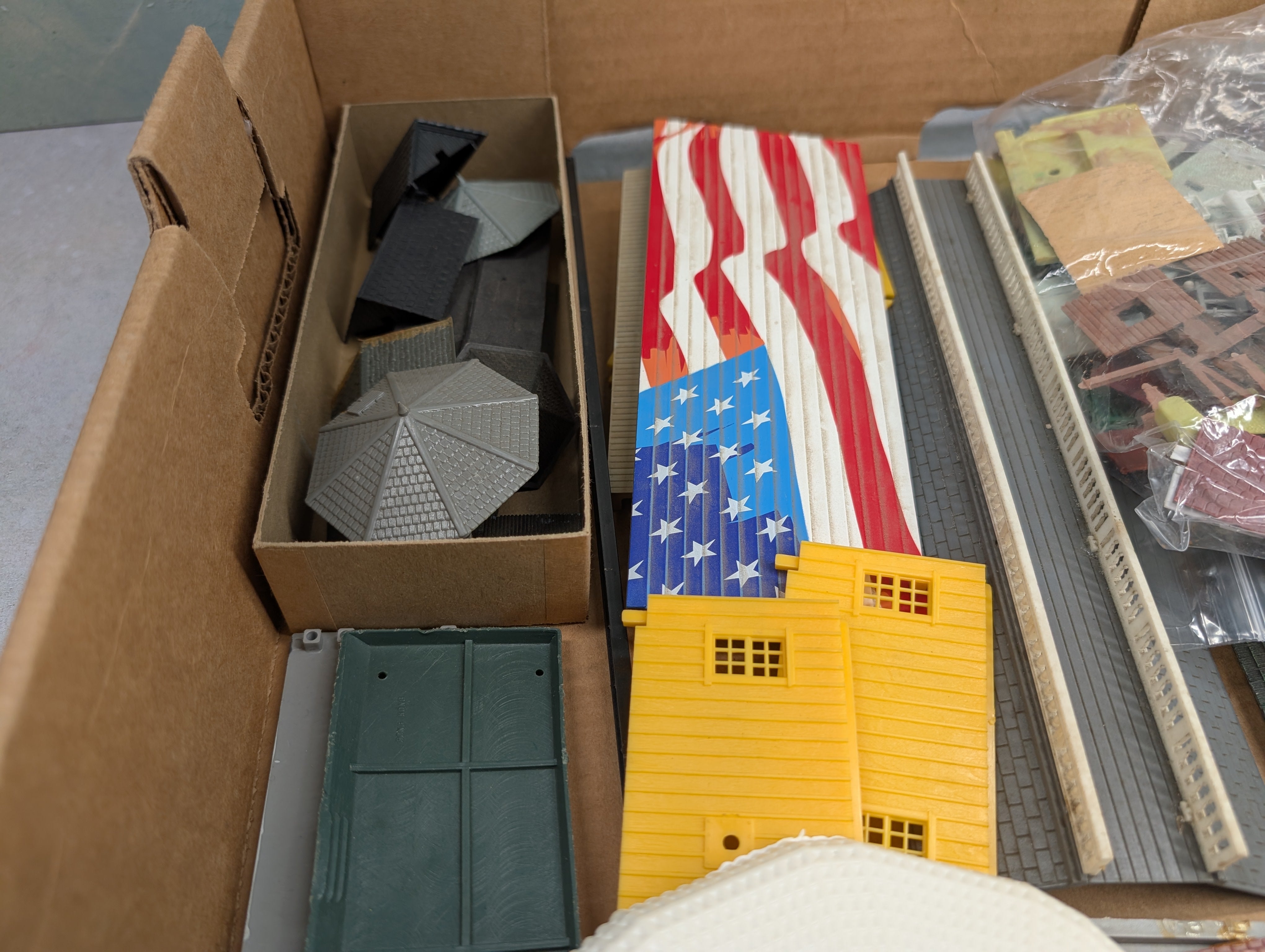 USED HO Scale Lot of Building Parts, Roofs and other pieces