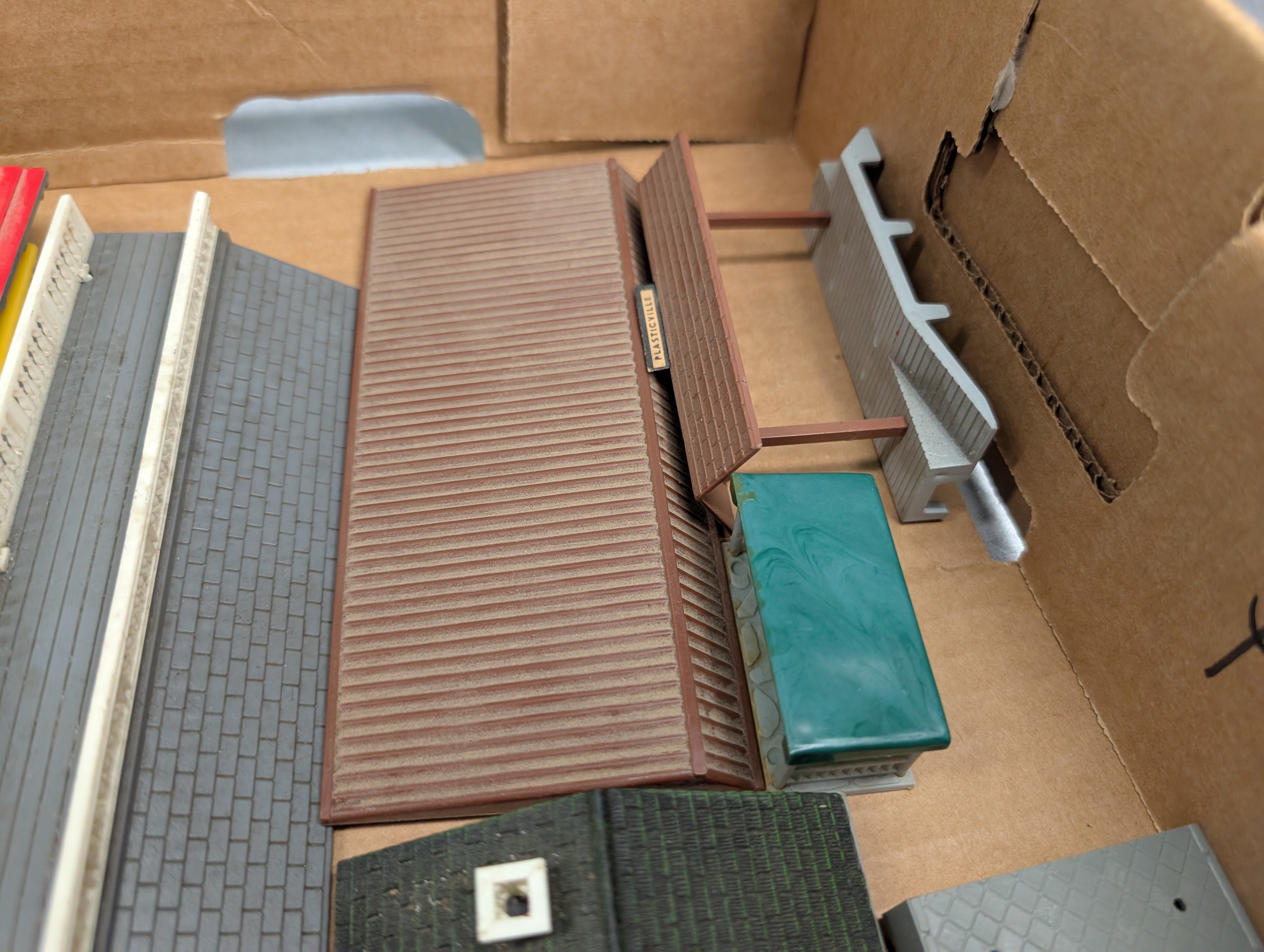 USED HO Scale Lot of Building Parts, Roofs and other pieces