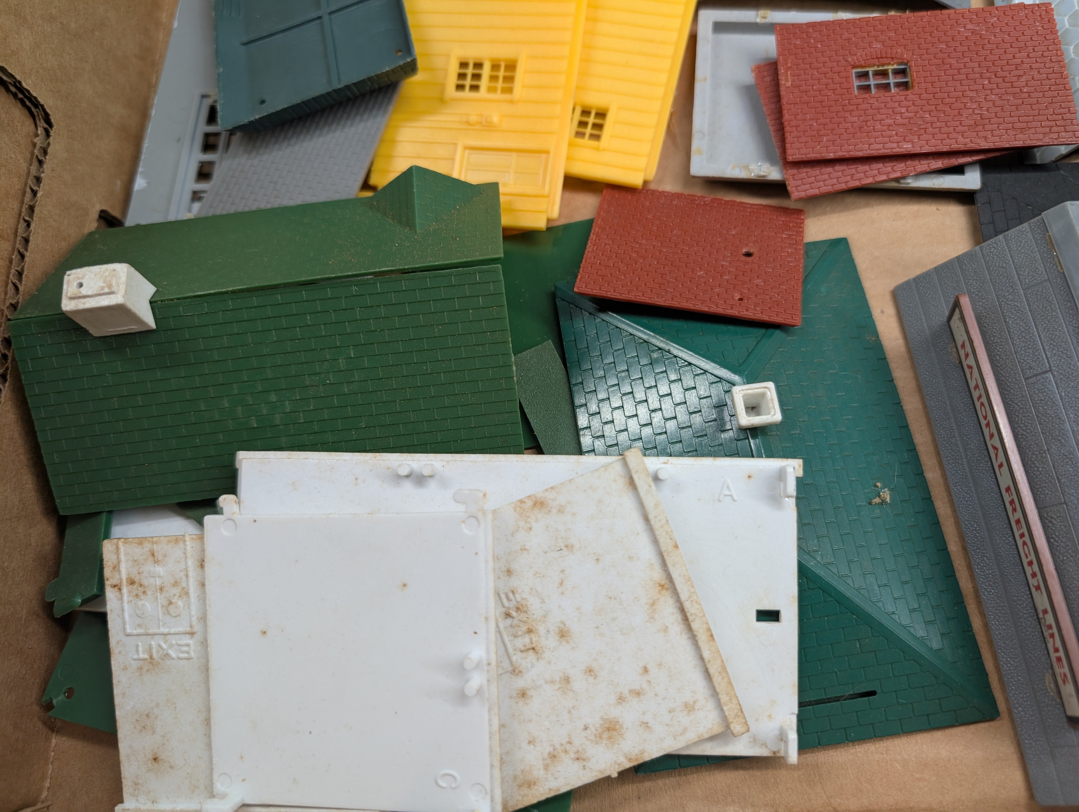 USED HO Scale Lot of Building Parts, Roofs and other pieces