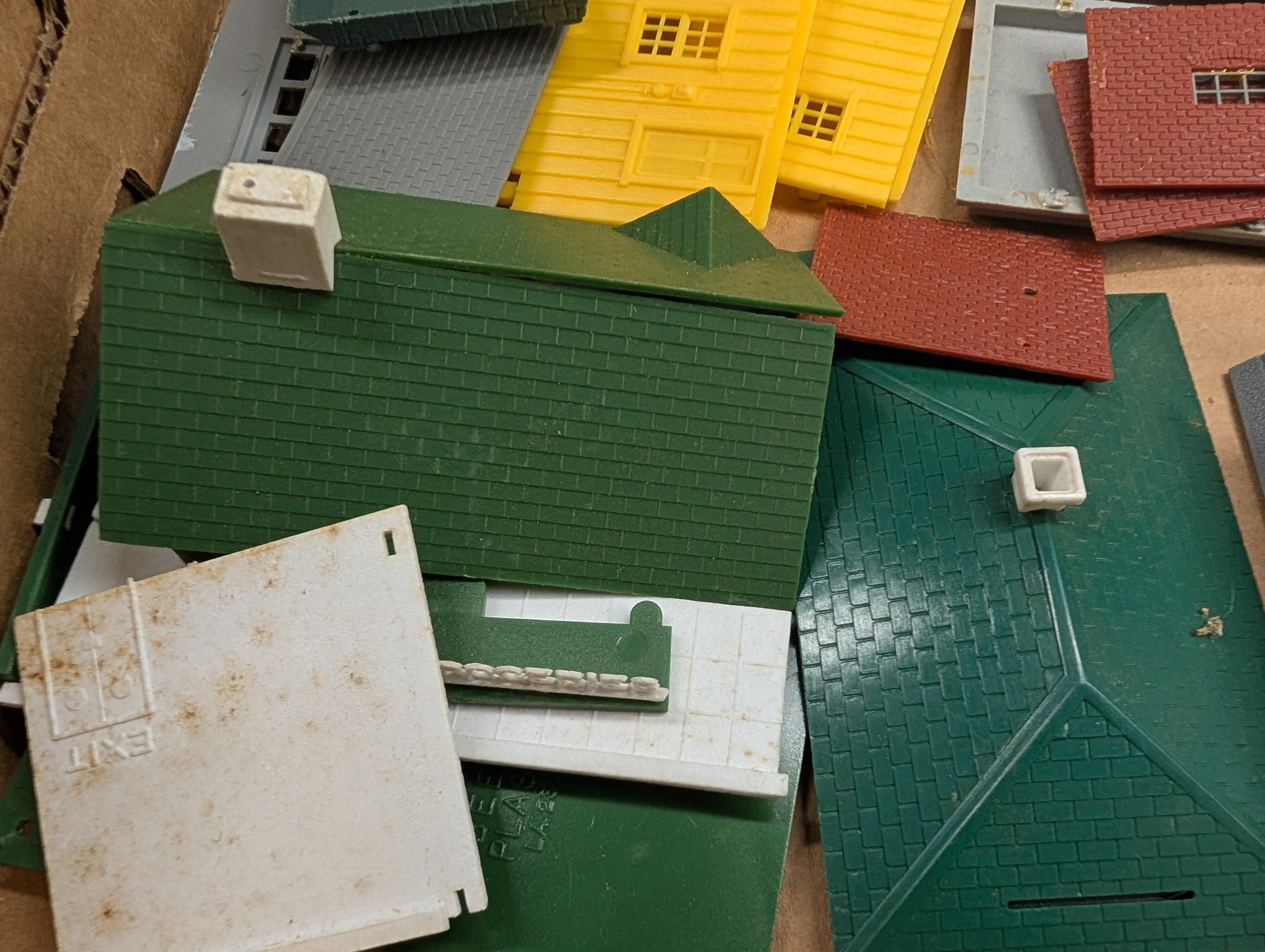 USED HO Scale Lot of Building Parts, Roofs and other pieces