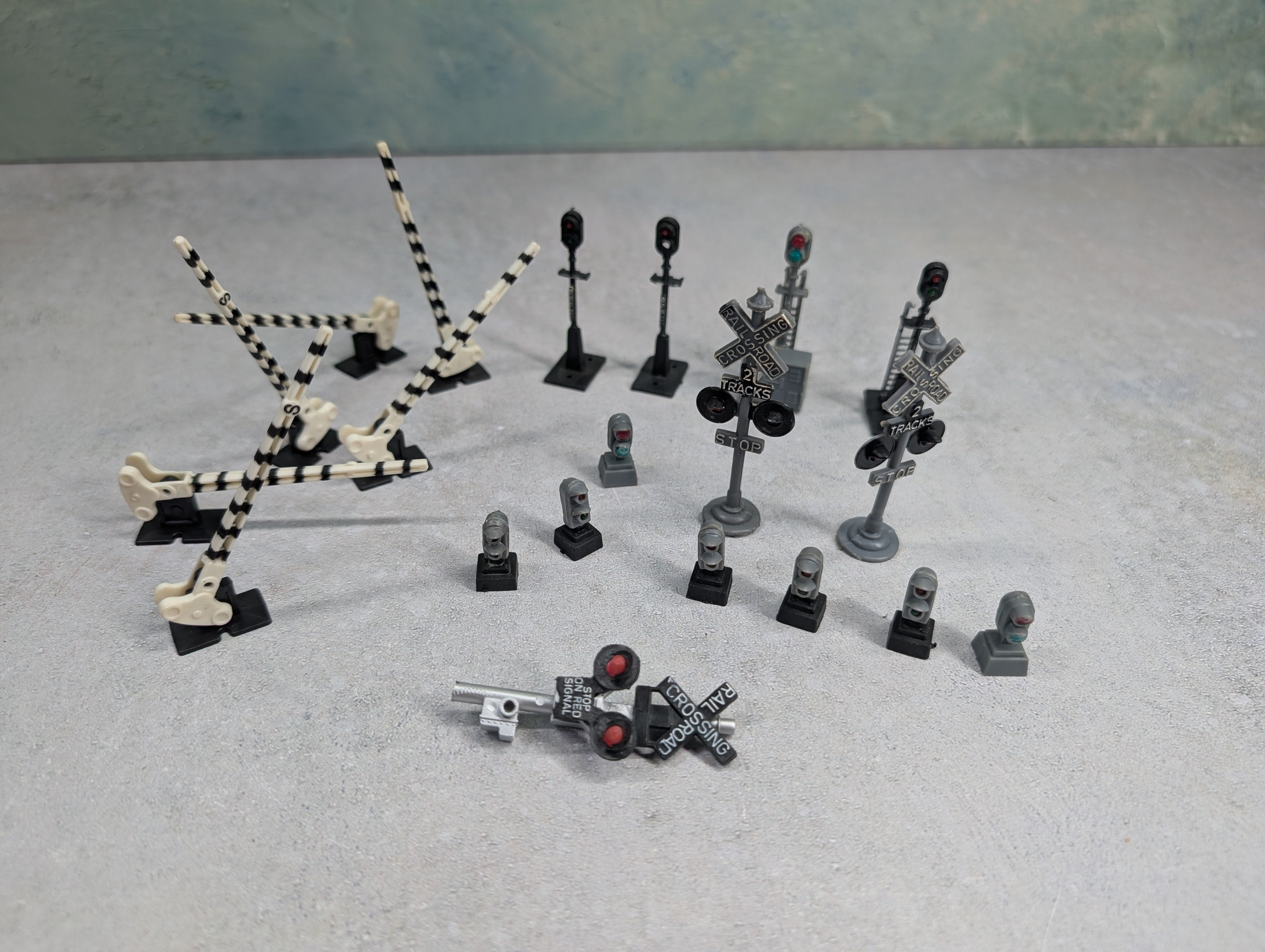 USED HO Scale Lot of Railroad Signals & Gates