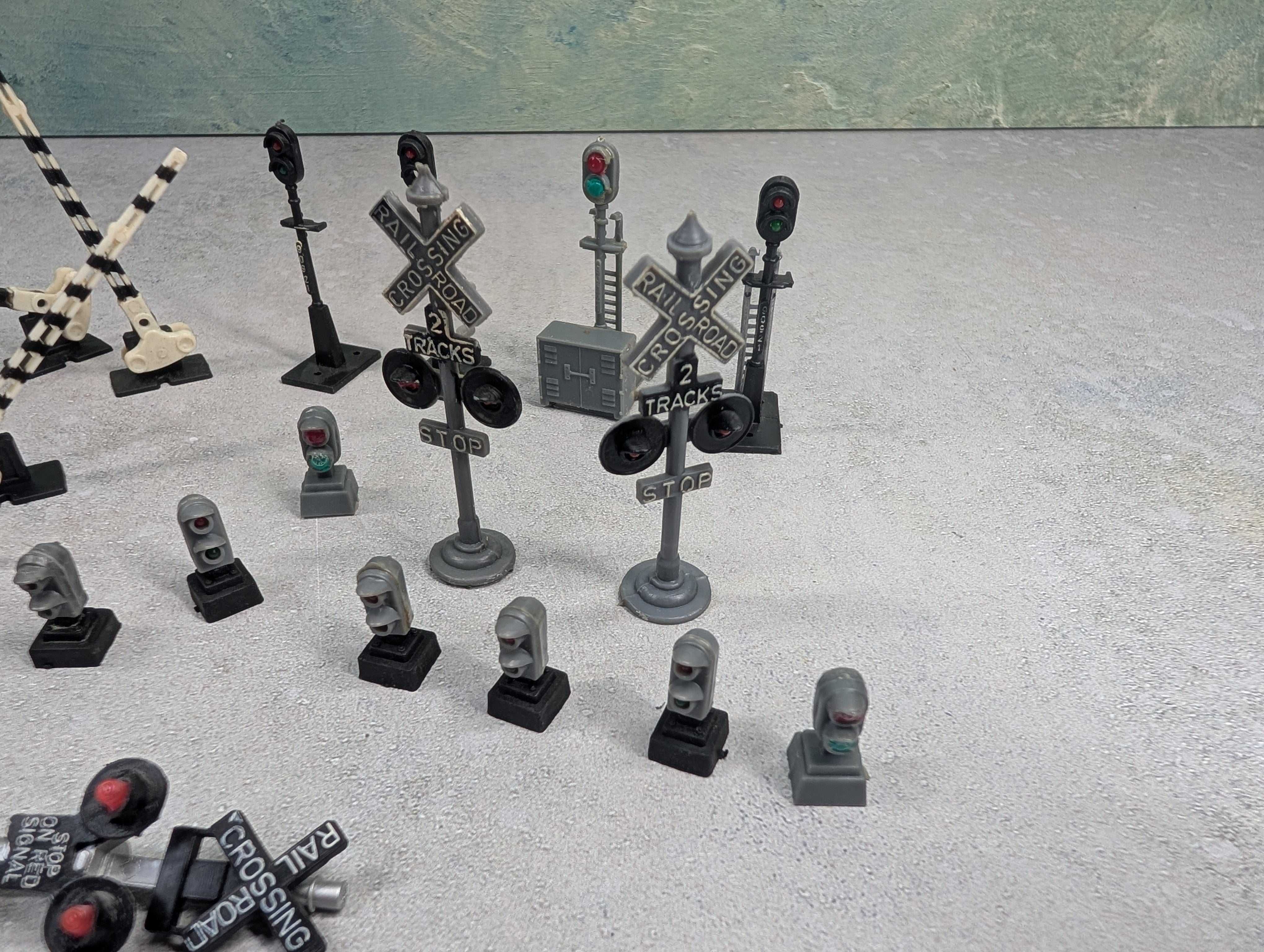 USED HO Scale Lot of Railroad Signals & Gates