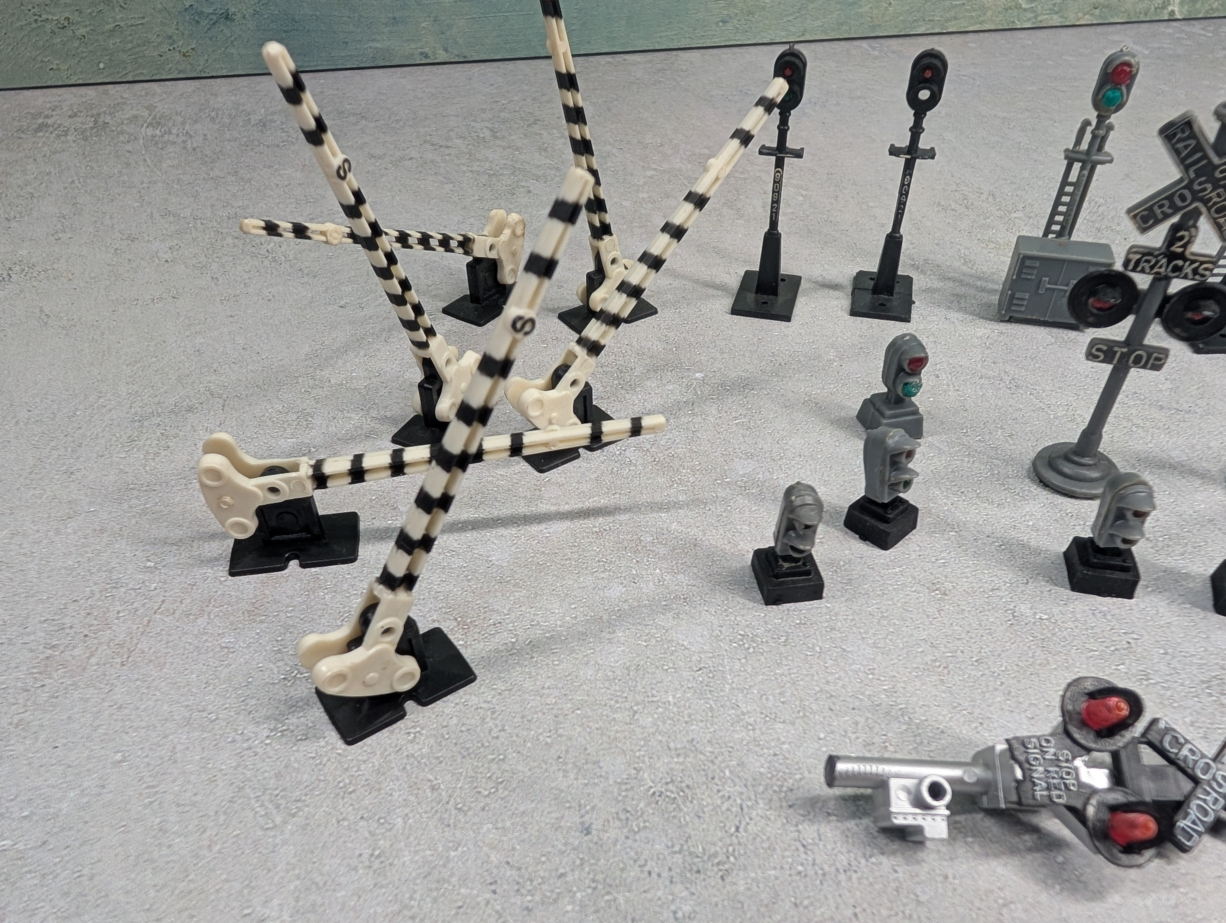 USED HO Scale Lot of Railroad Signals & Gates
