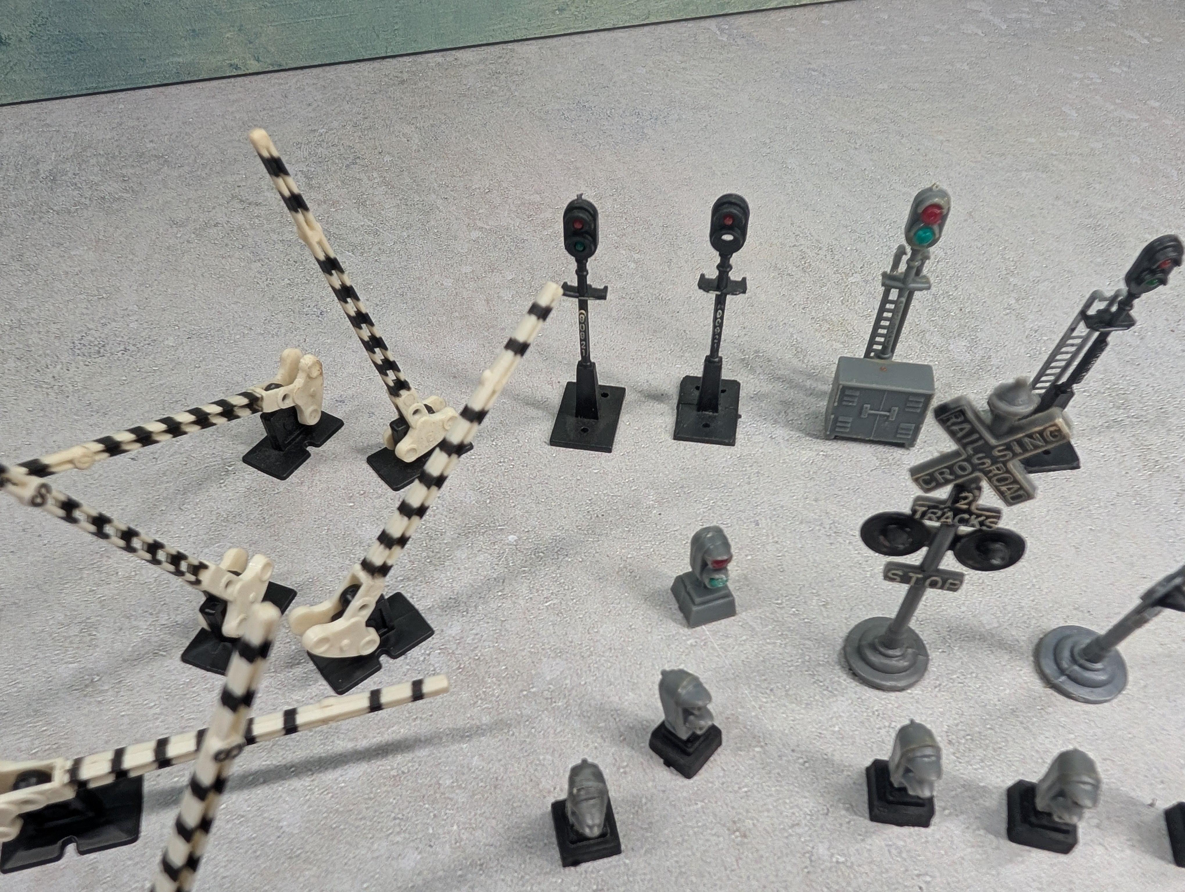 USED HO Scale Lot of Railroad Signals & Gates