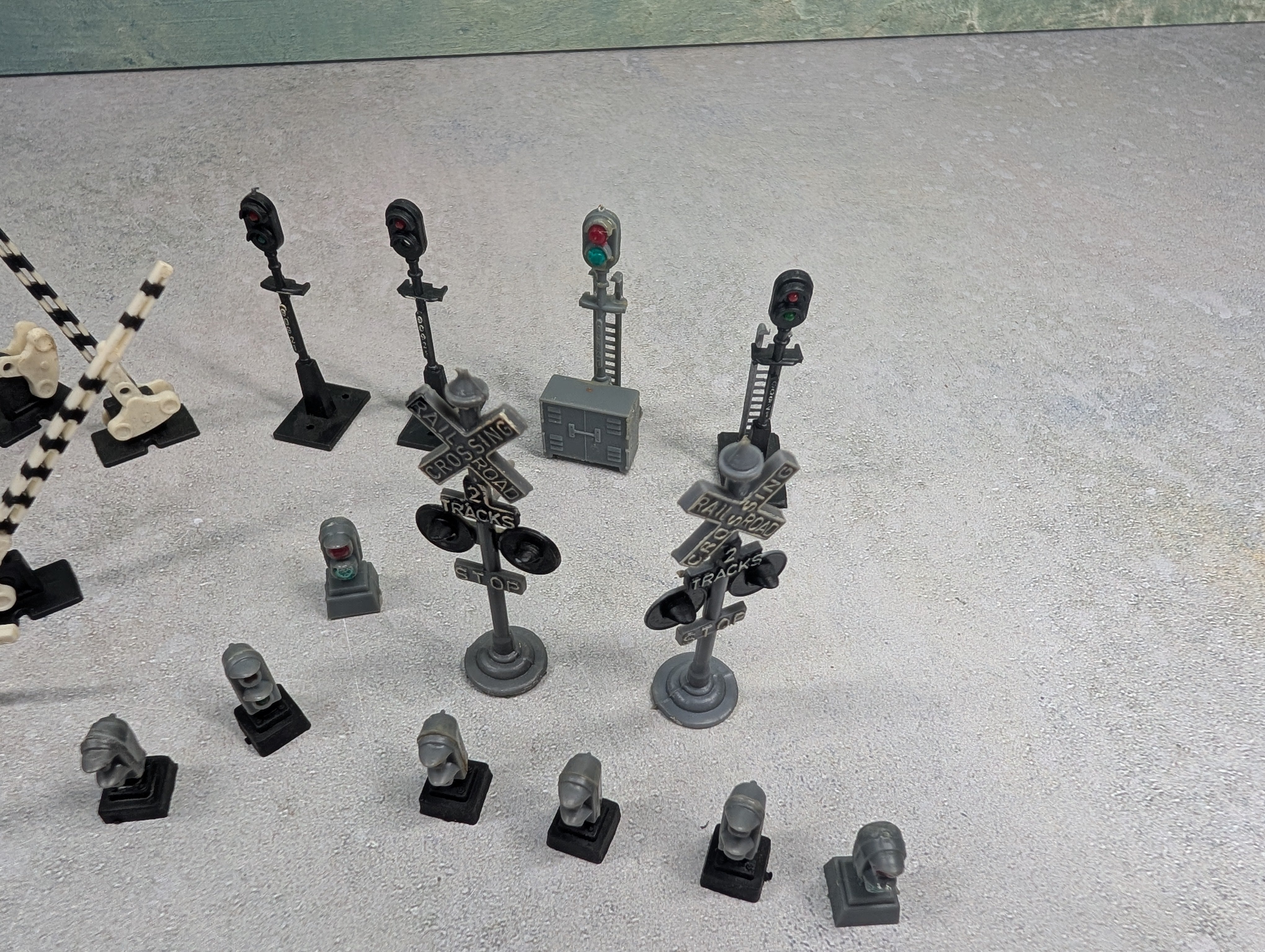 USED HO Scale Lot of Railroad Signals & Gates