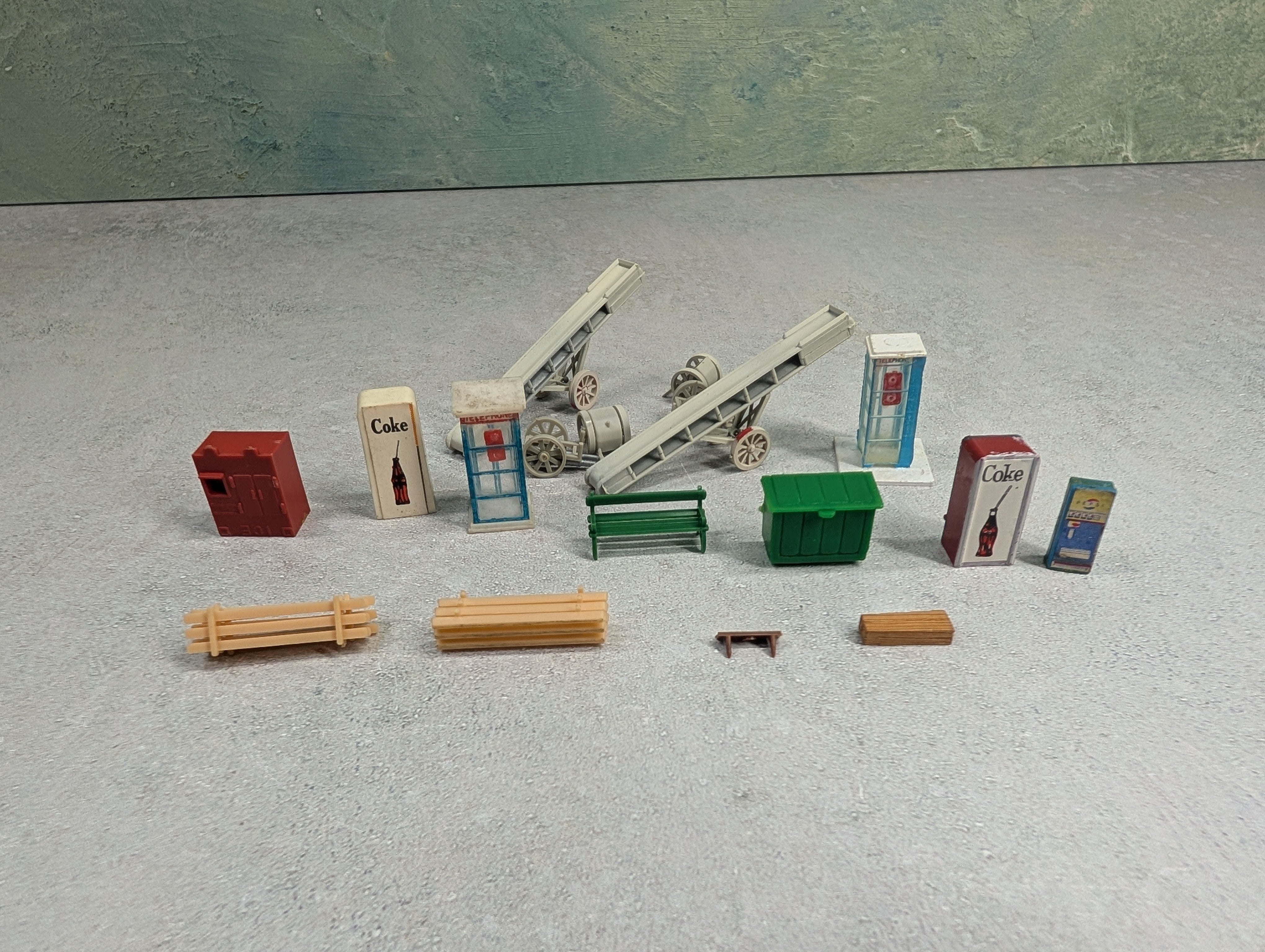 USED HO Scale Lot of Various Layout Details, Coke Machine, Dumpster, Park Bench & More