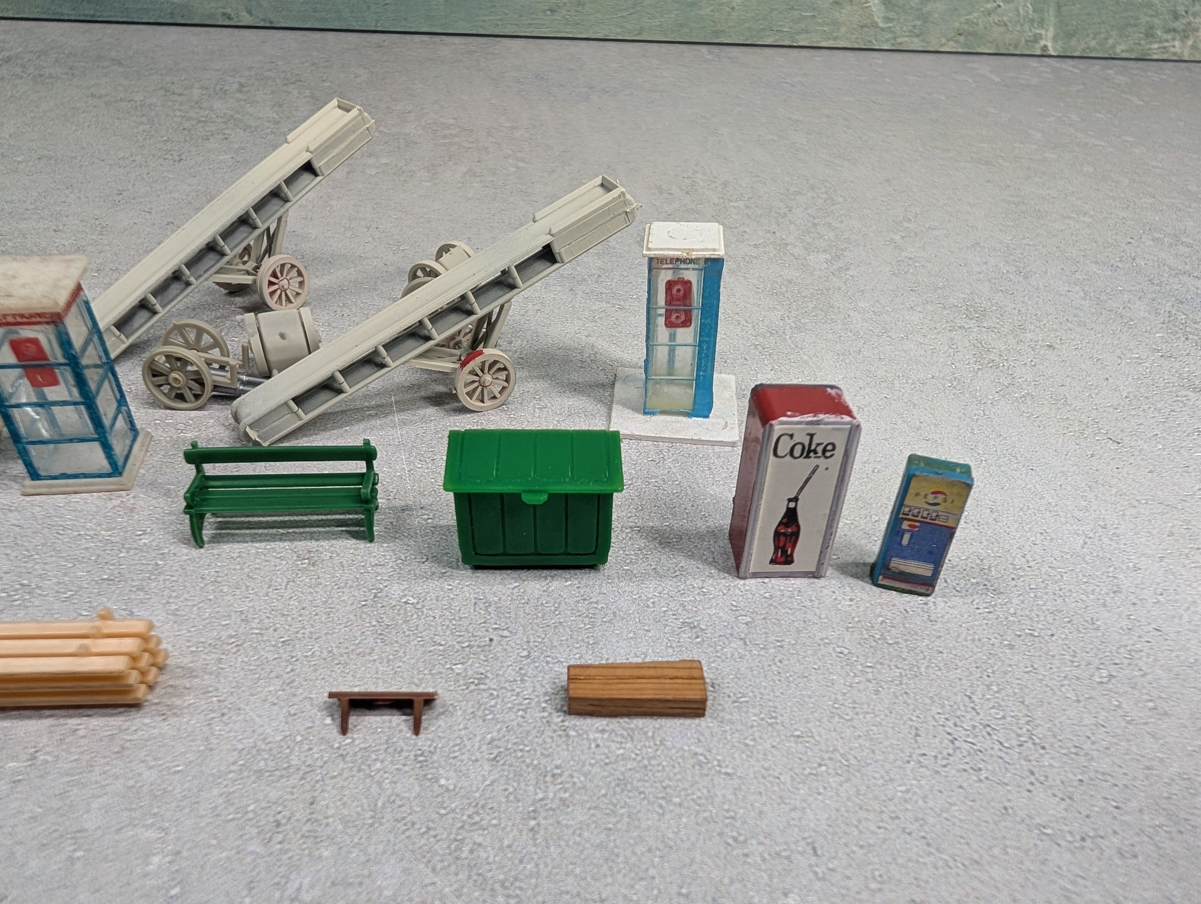 USED HO Scale Lot of Various Layout Details, Coke Machine, Dumpster, Park Bench & More