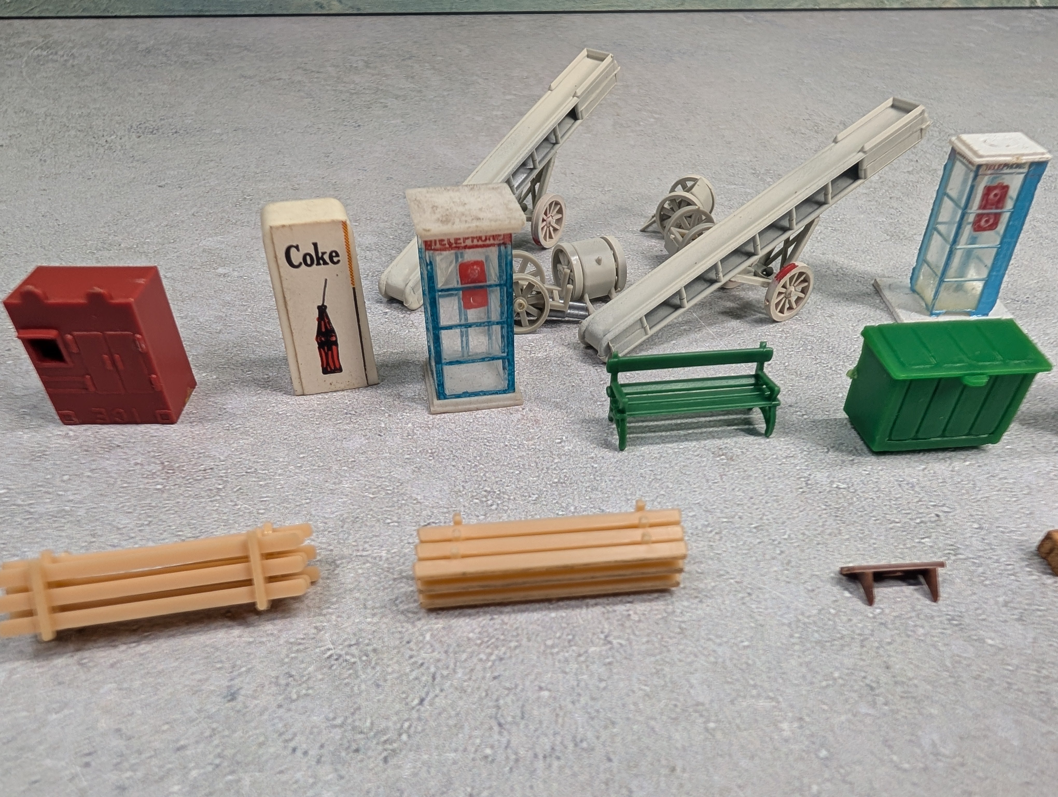 USED HO Scale Lot of Various Layout Details, Coke Machine, Dumpster, Park Bench & More