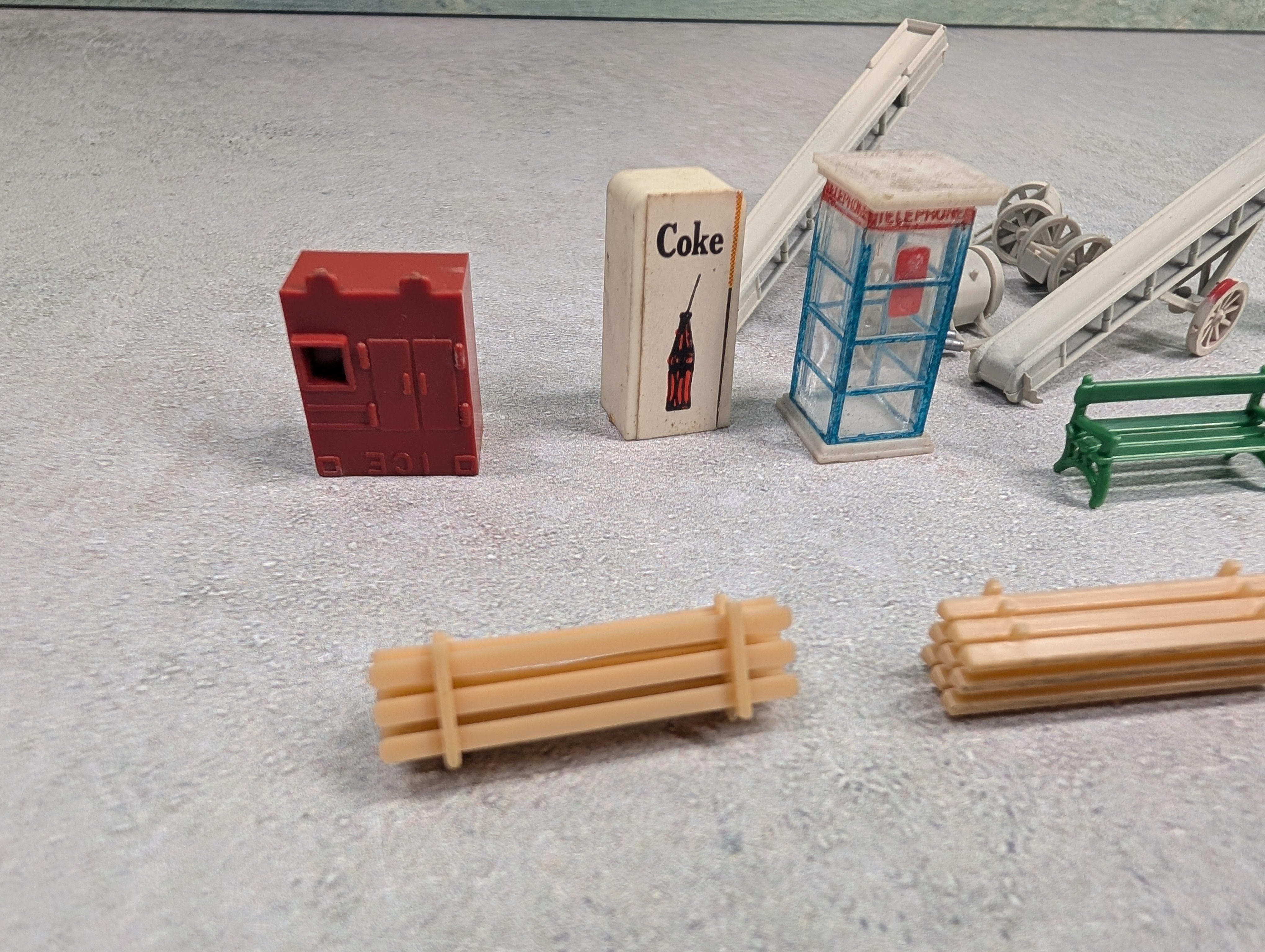 USED HO Scale Lot of Various Layout Details, Coke Machine, Dumpster, Park Bench & More
