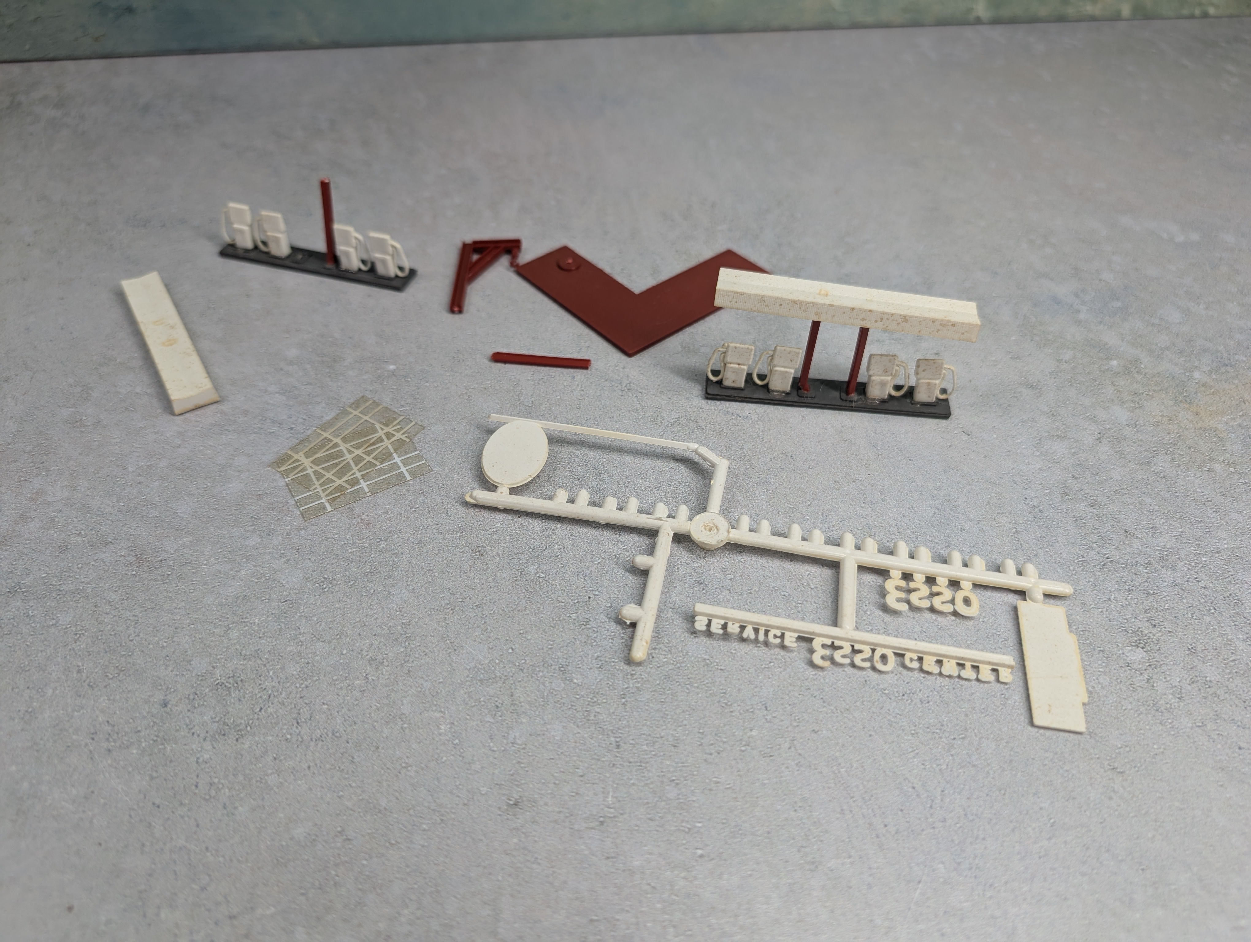USED HO Scale Lot of Esso Gas Station Detail Parts