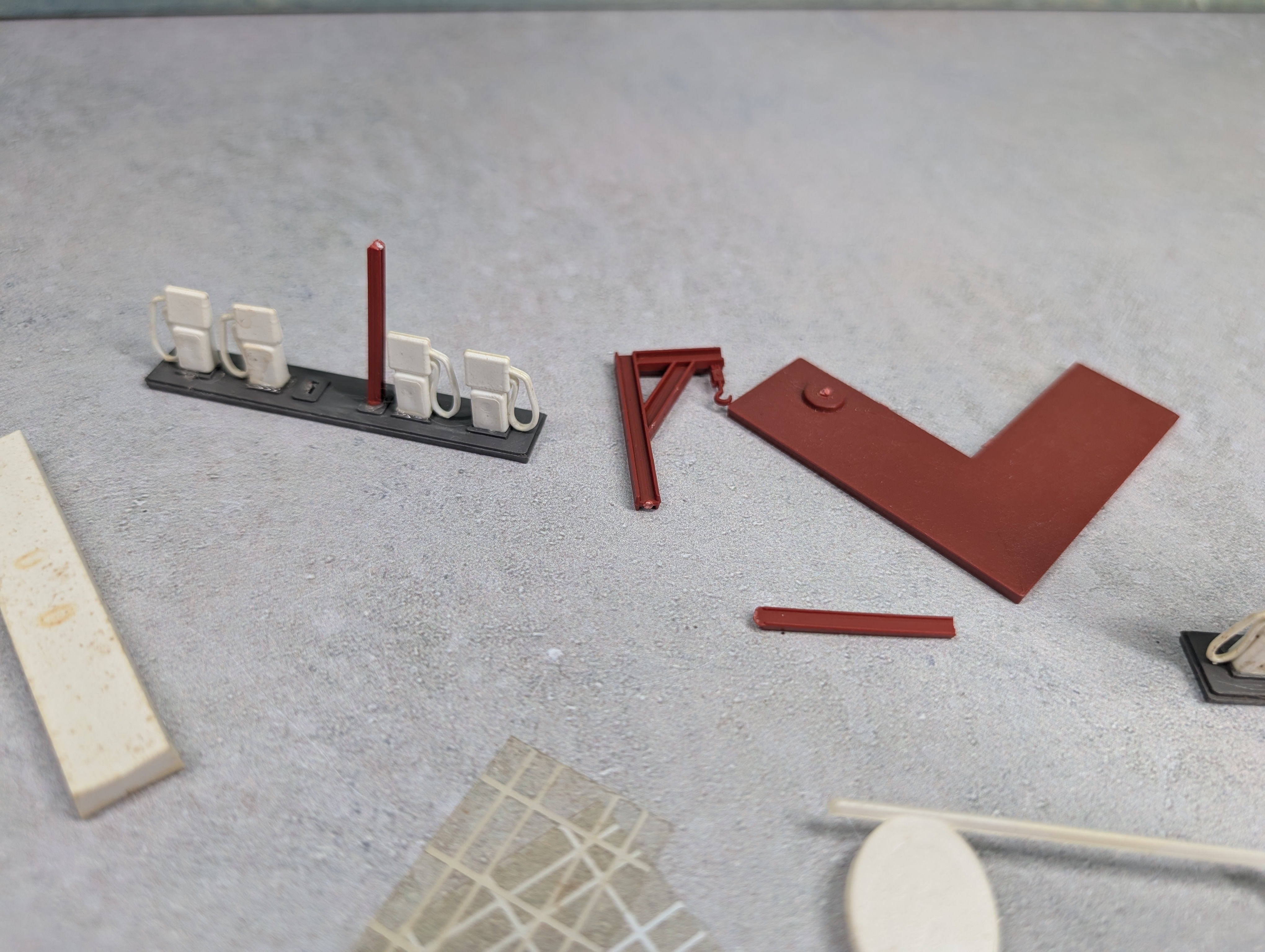 USED HO Scale Lot of Esso Gas Station Detail Parts