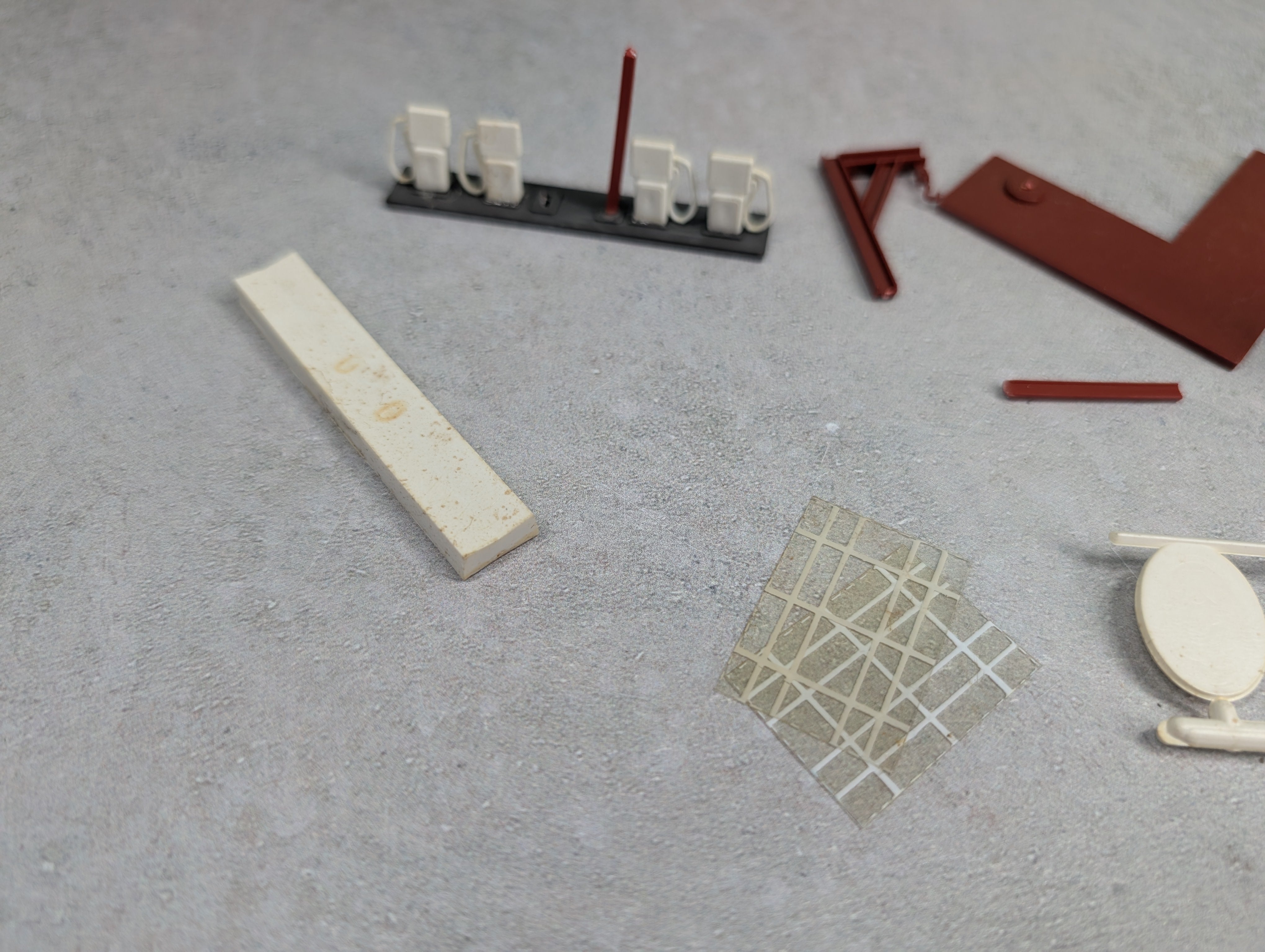 USED HO Scale Lot of Esso Gas Station Detail Parts