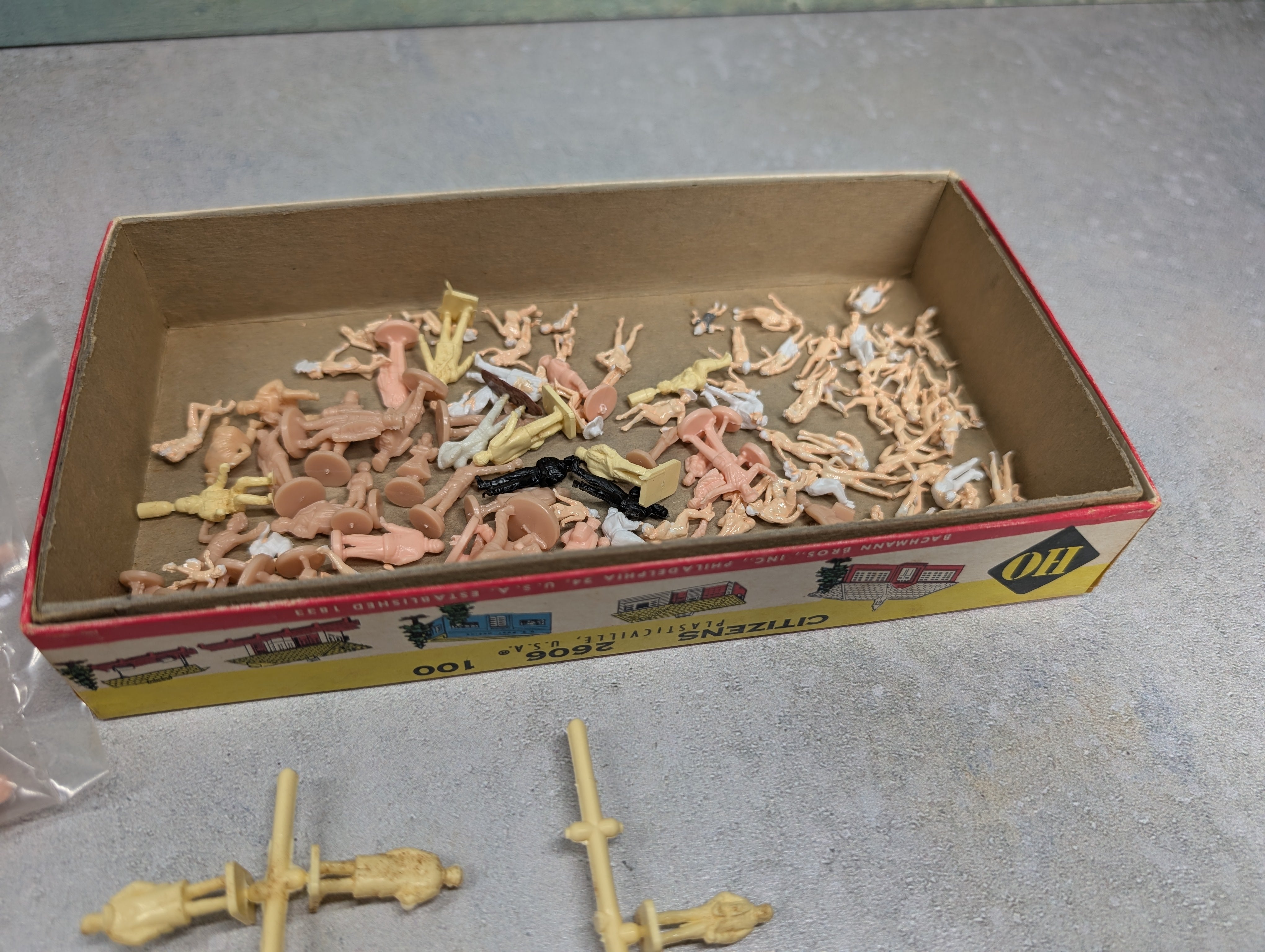 USED HO Scale Generous Lot of Unpainted People Figures