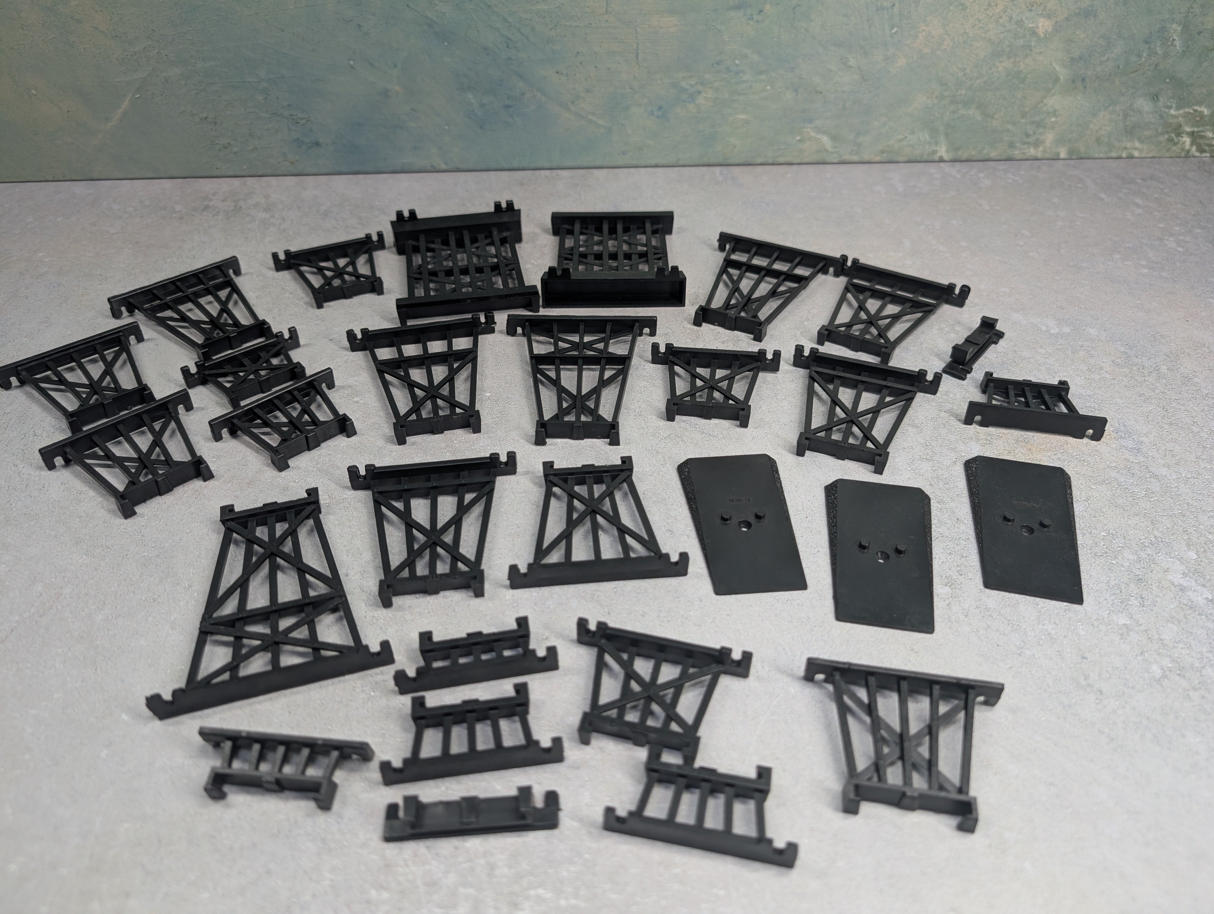 USED Tyco HO Scale Lot of Black Trestles (29 pcs)