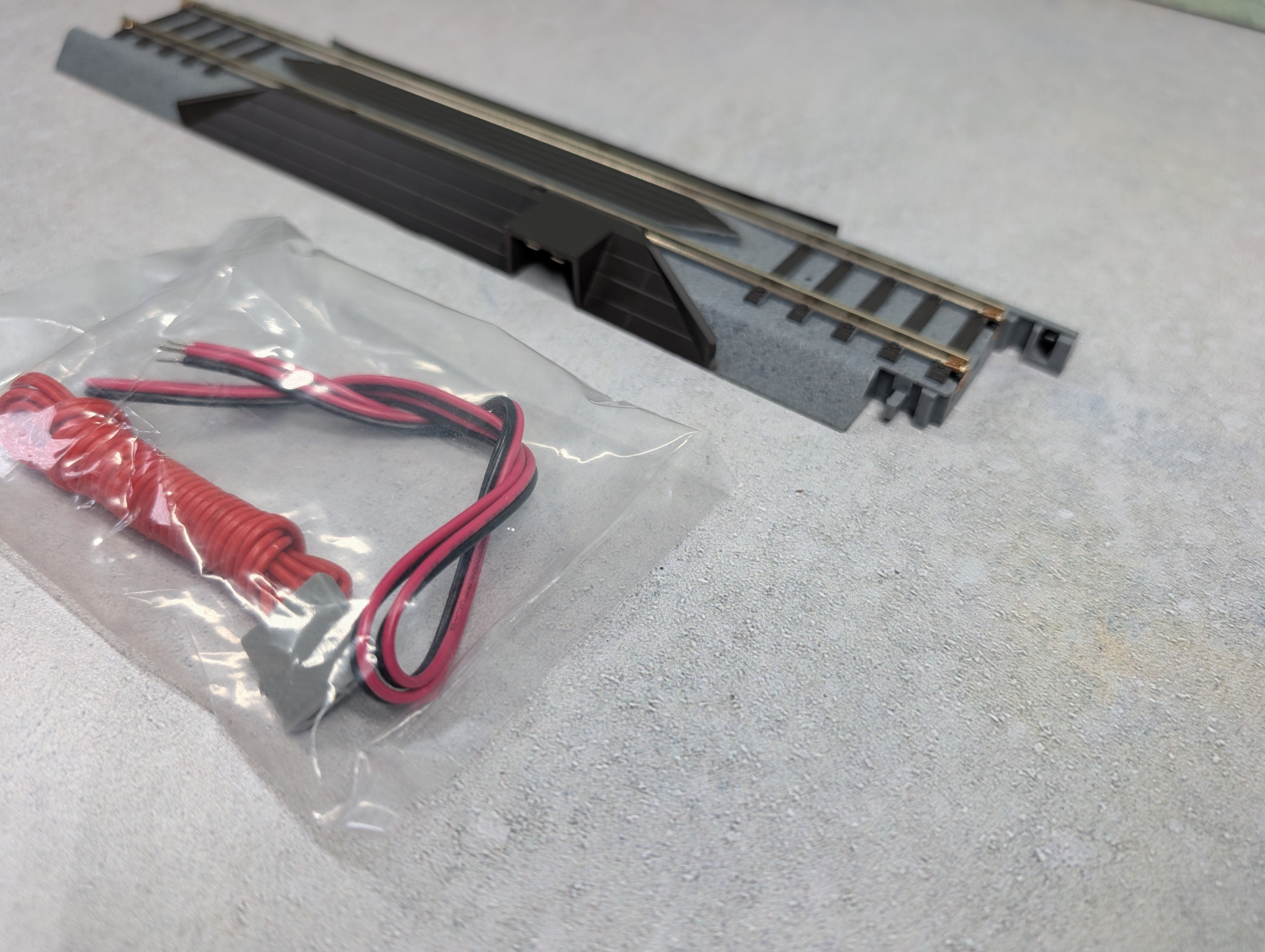 USED WalthersTrainline HO Scale Power-Loc 9" Straight Terminal Track w/ Wire