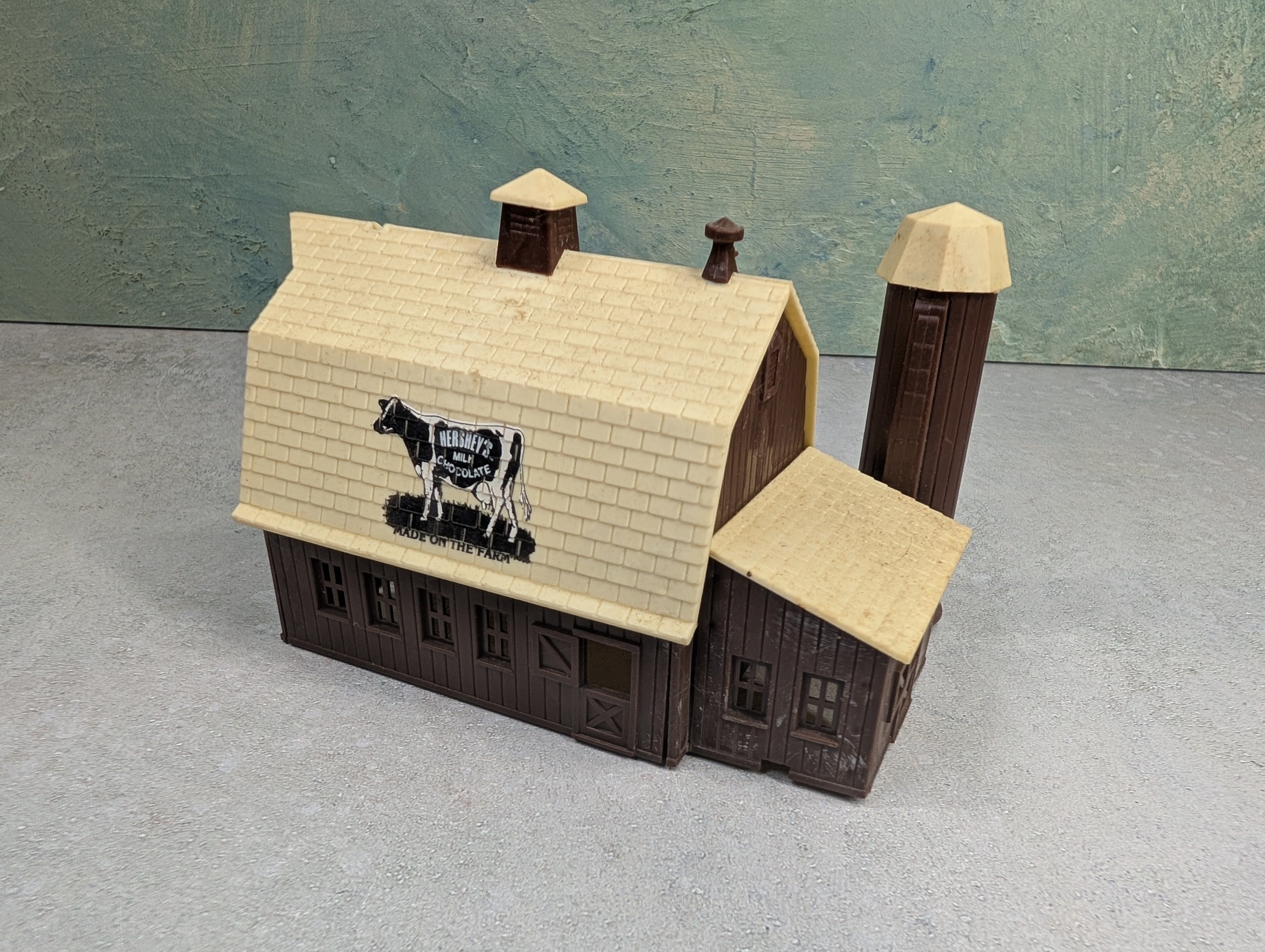 USED Bachmann HO Scale Hershey's Chocolate Barn
