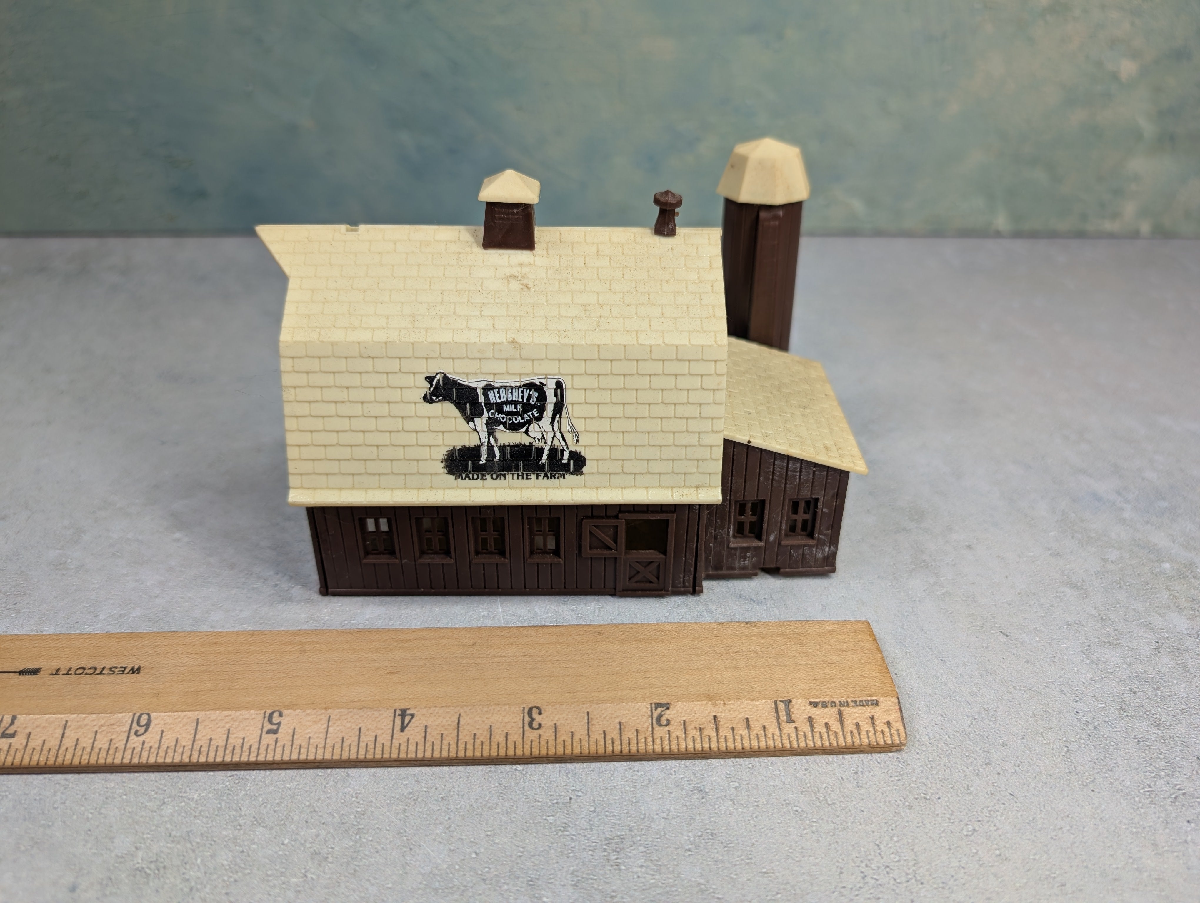 USED Bachmann HO Scale Hershey's Chocolate Barn