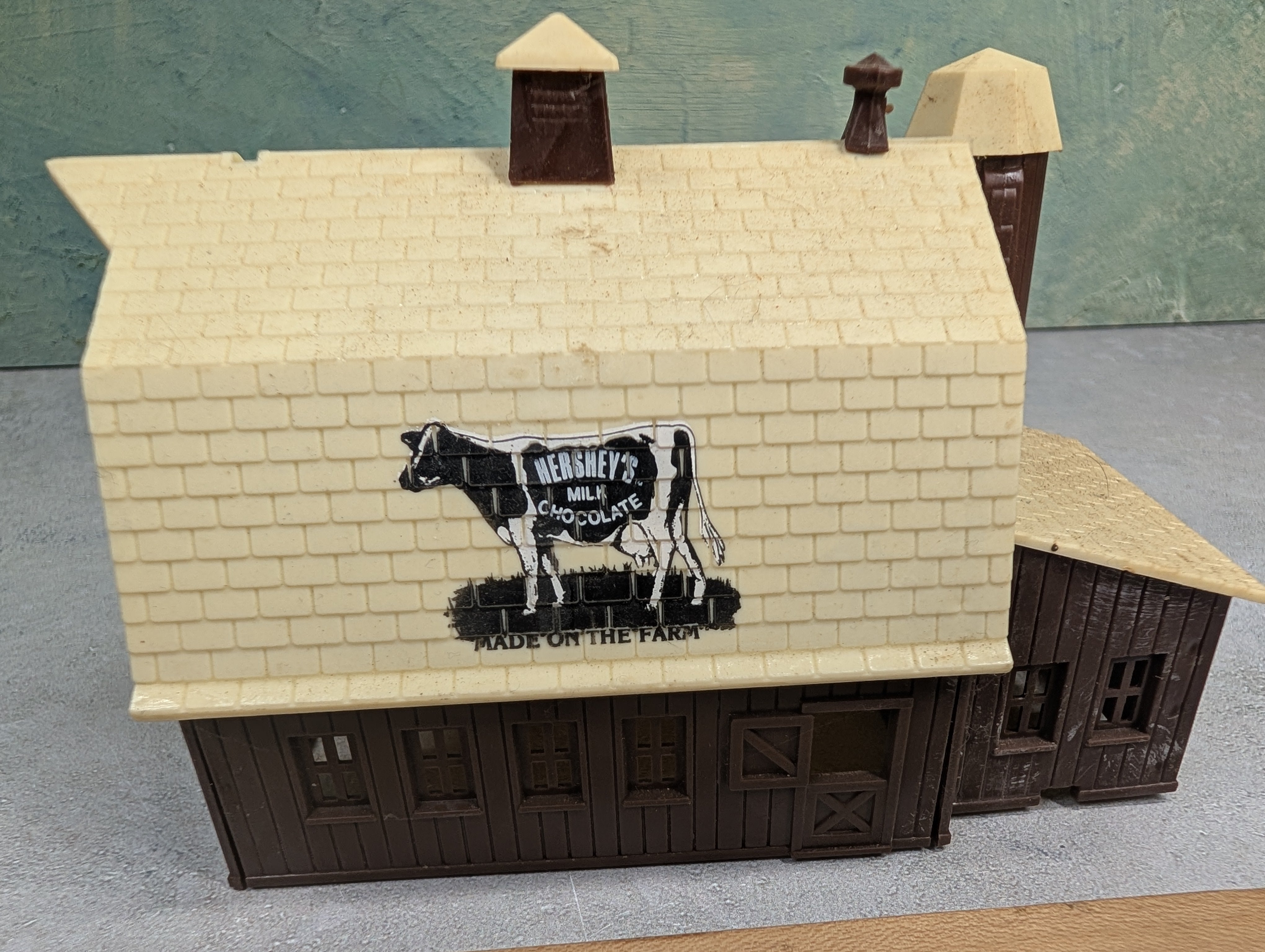 USED Bachmann HO Scale Hershey's Chocolate Barn