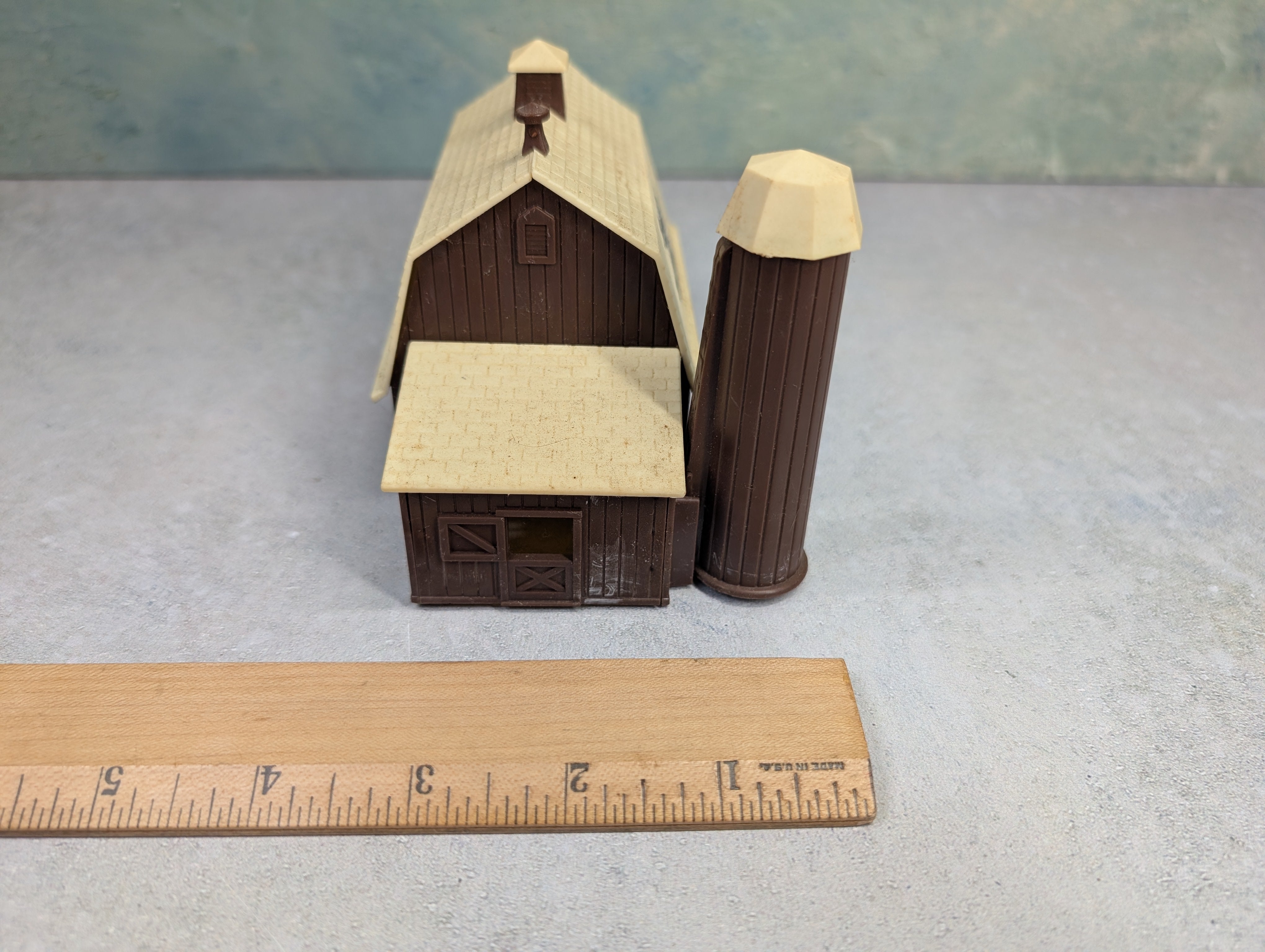 USED Bachmann HO Scale Hershey's Chocolate Barn