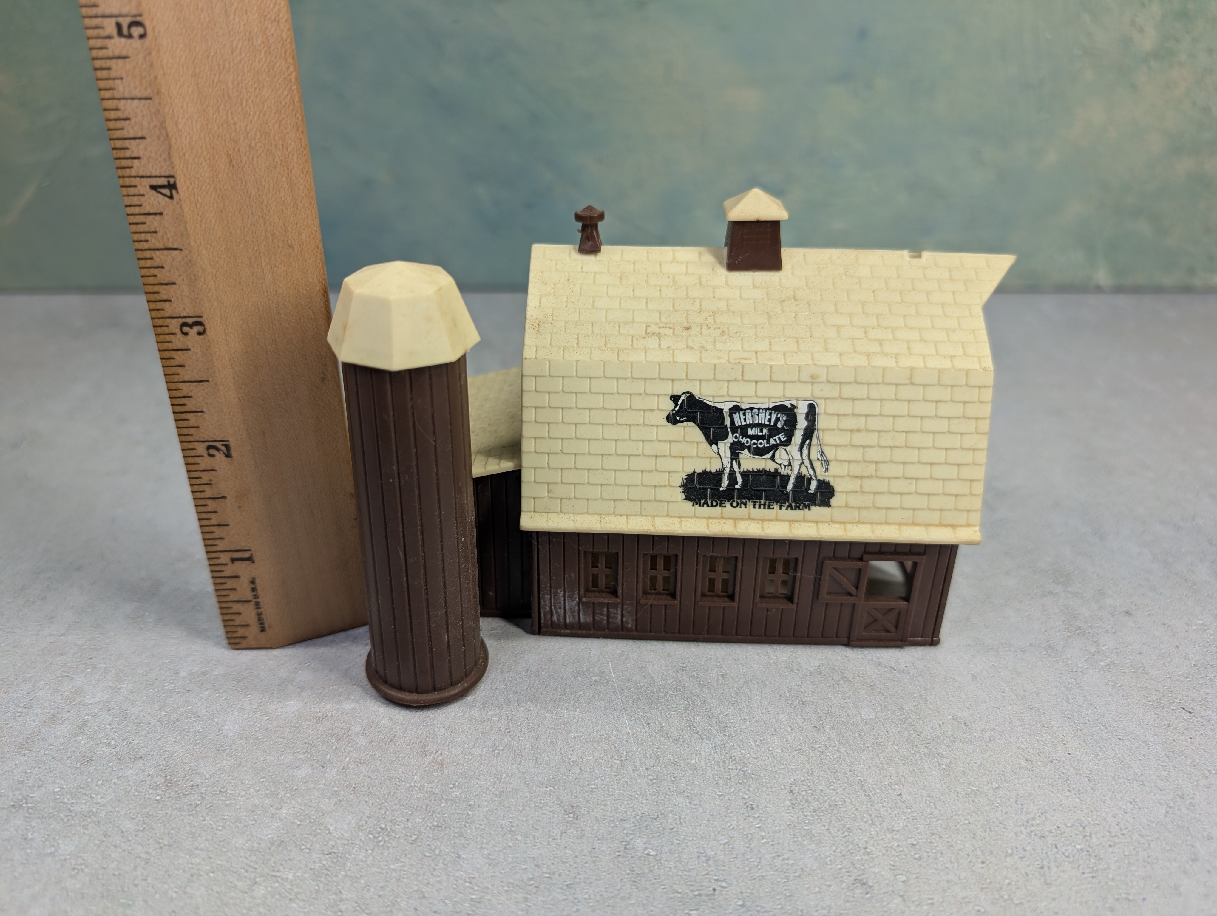 USED Bachmann HO Scale Hershey's Chocolate Barn