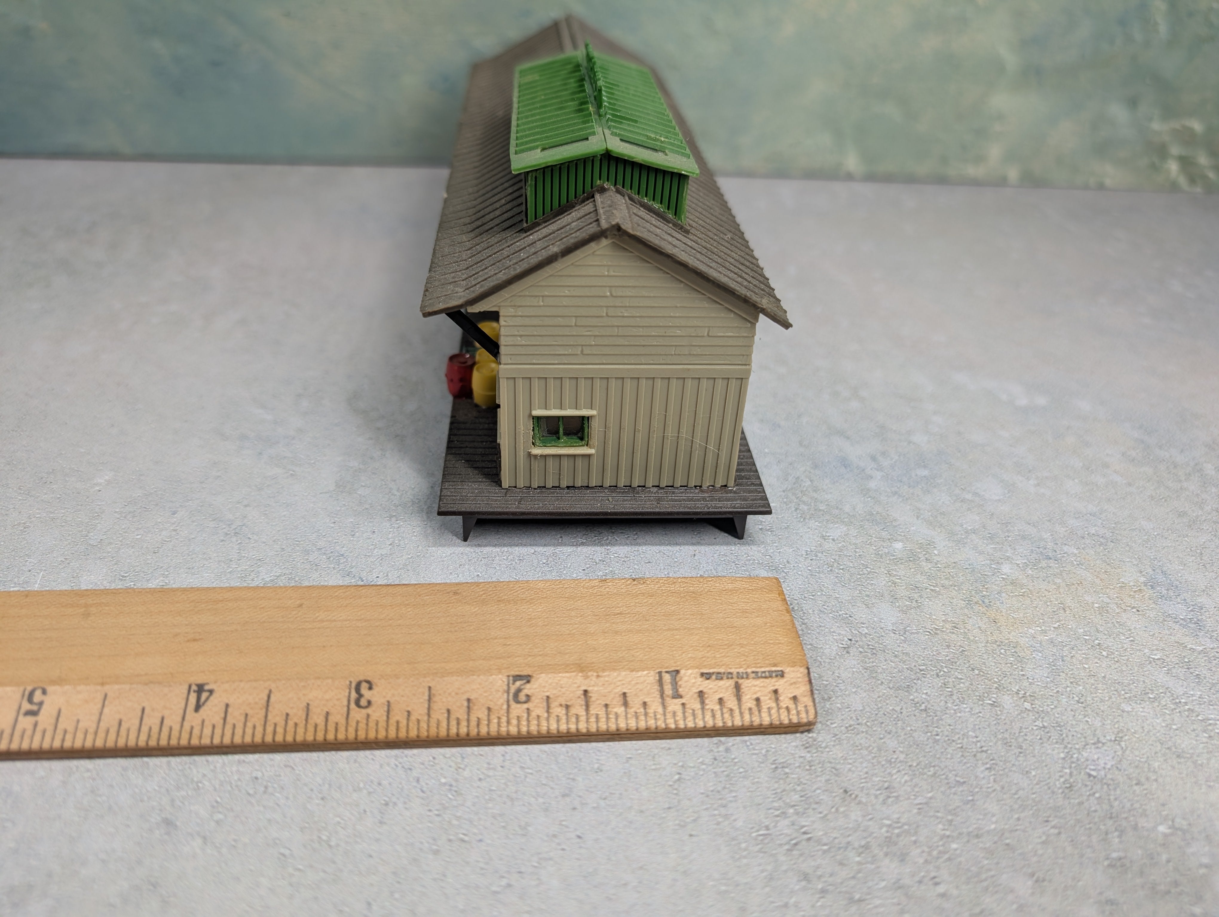 USED Heljan HO Scale Freight Station w/ Accessories