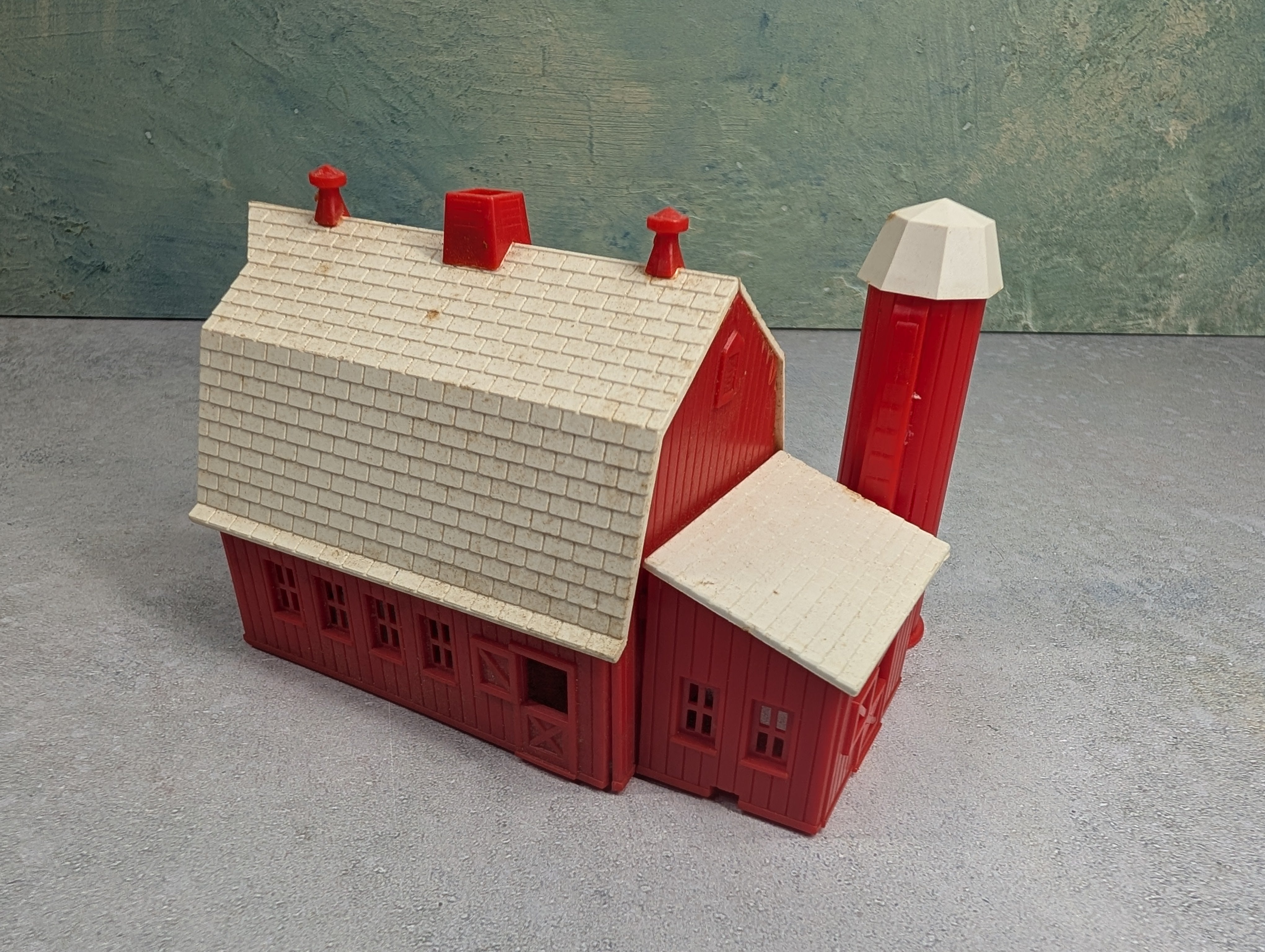 USED Bachmann HO Scale Red Barn