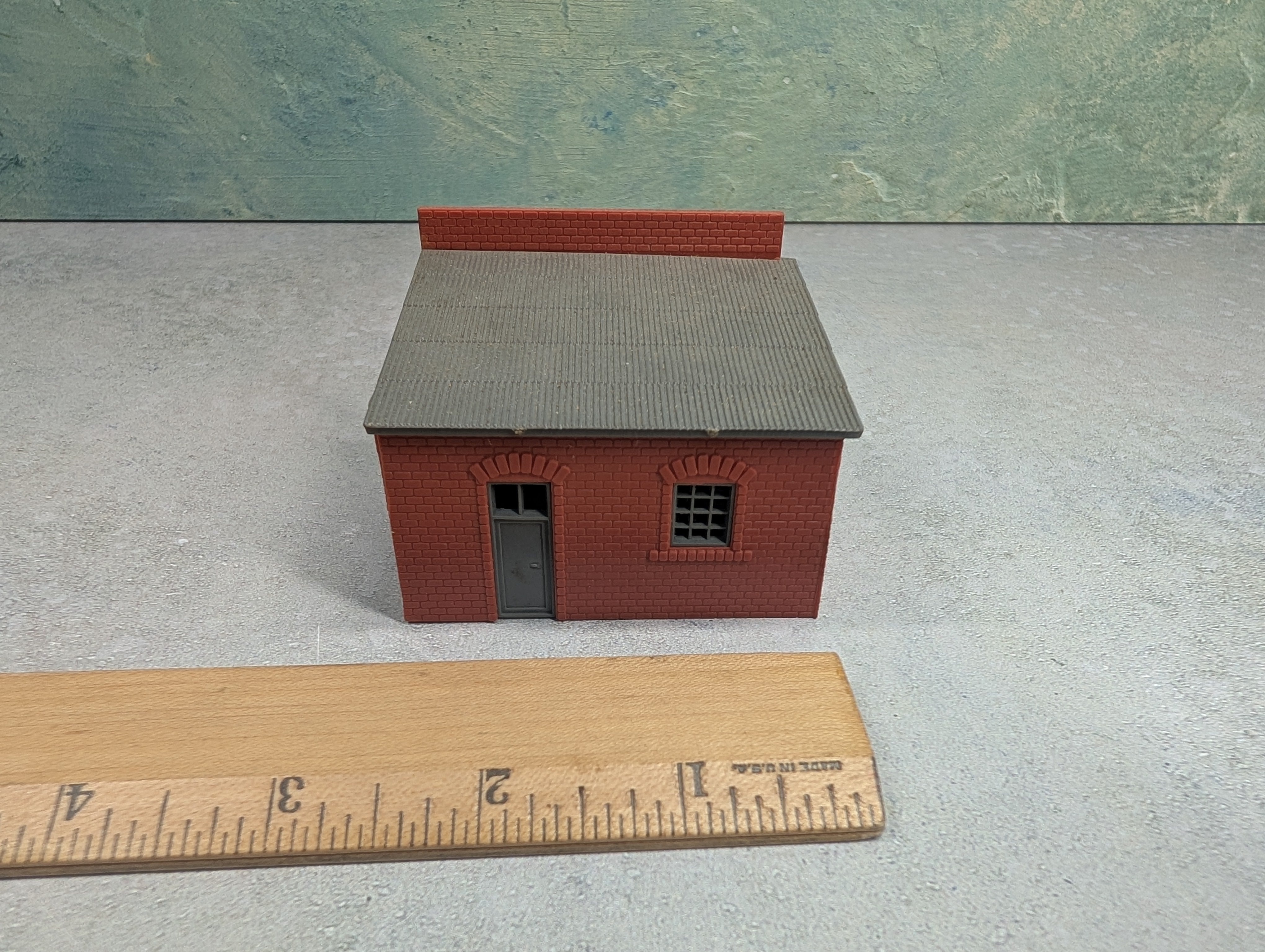 USED HO Scale Small Brick Garage