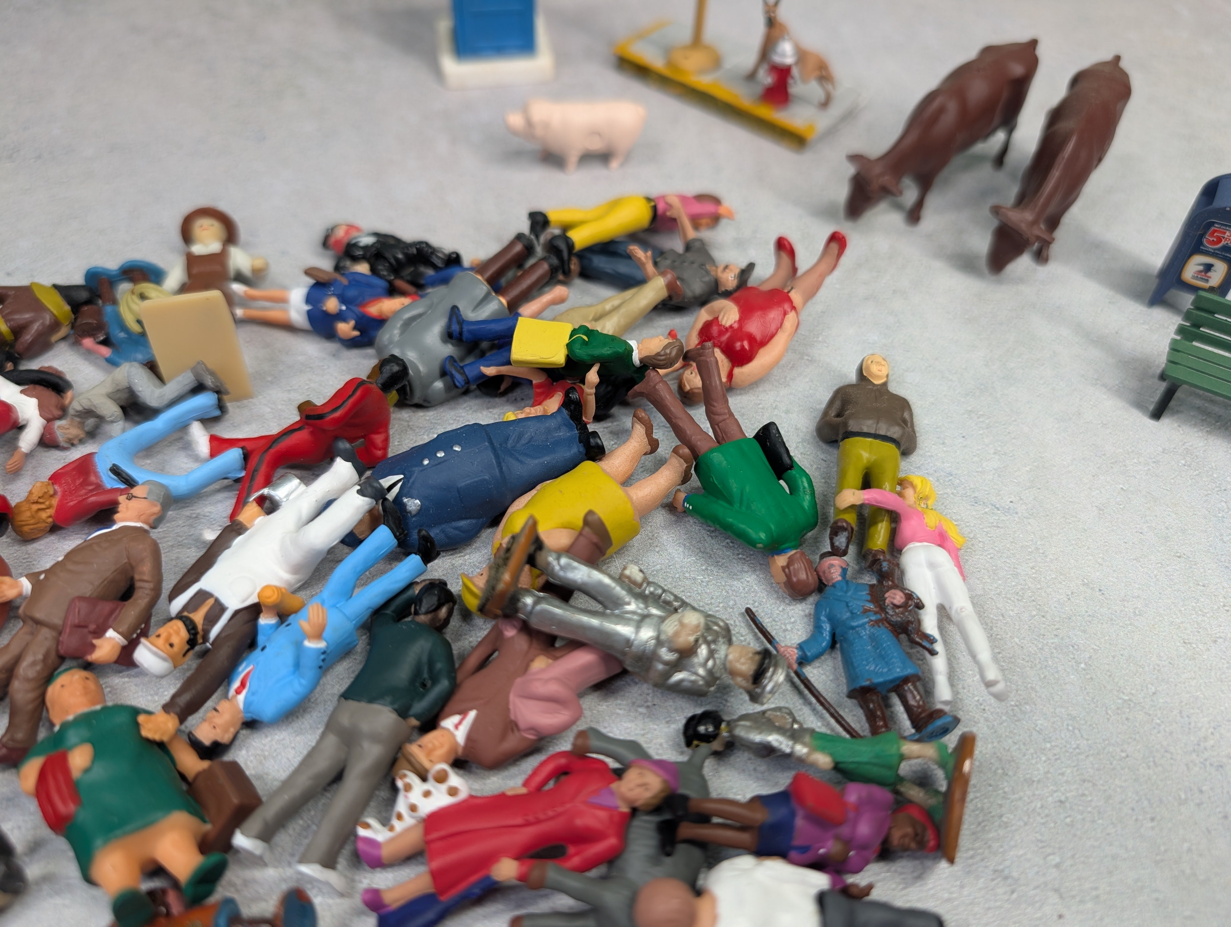 USED O Generous Lot of People / Figures (50+ pcs)